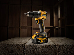 Аккумуляторная бесщеточная ударная дрель DEWALT, 18 В, 68 Нм, 28050 уд/мин, 1650 об/мин, с АКБ 4 Ач и ЗУ, в кейсе TSTAK, DCD100YM2T