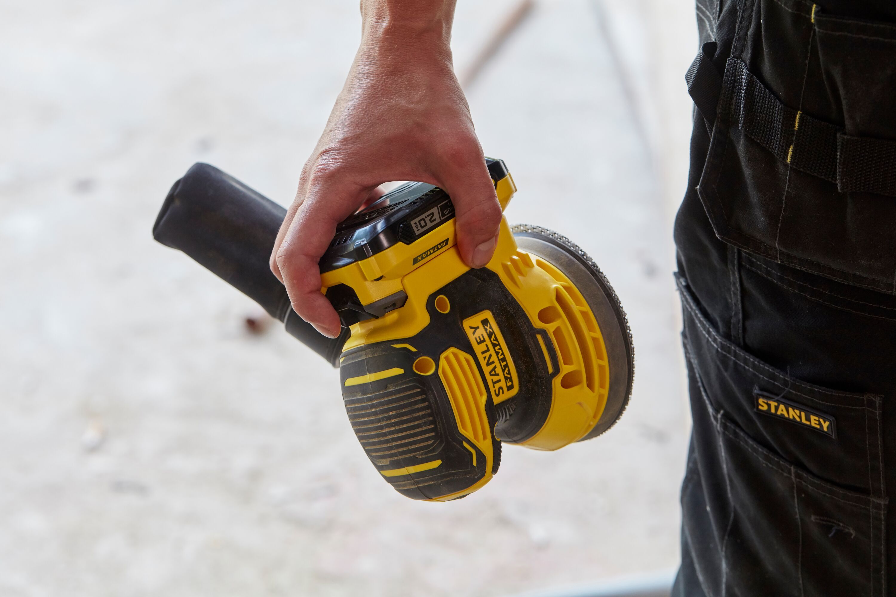 Купить DEWALT SFMCW220D1S аккумуляторная эксцентриковая шлифмашина STANLEY  FATMAX, 18 В, 125 мм, 12000 кол/мин, с АКБ 2 Ач и ЗУ, в сумке. Цена на  ДеВОЛТ СФМСВ 220 Д 1 С в официальном интернет-магазине DeWALT