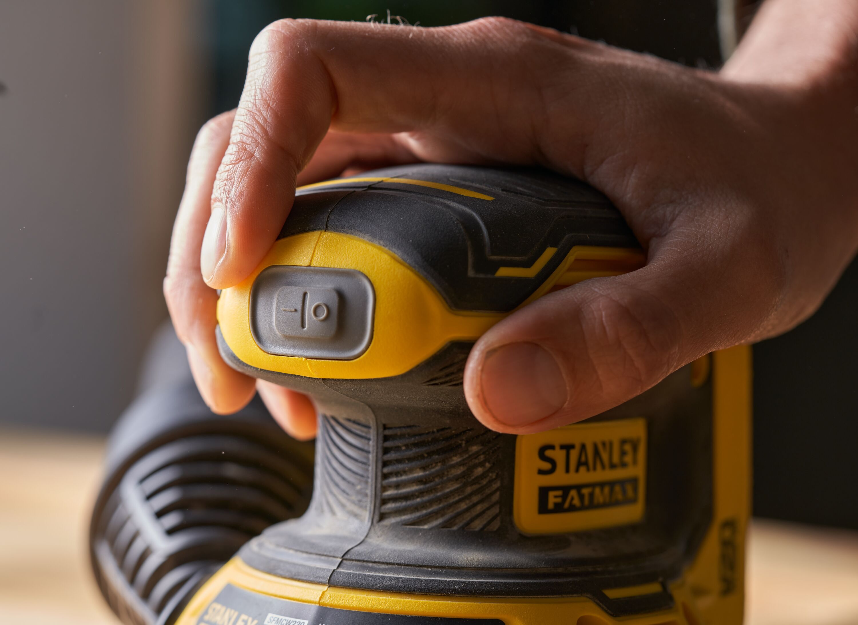 Купить DEWALT SFMCW220D1S аккумуляторная эксцентриковая шлифмашина STANLEY  FATMAX, 18 В, 125 мм, 12000 кол/мин, с АКБ 2 Ач и ЗУ, в сумке. Цена на  ДеВОЛТ СФМСВ 220 Д 1 С в официальном интернет-магазине DeWALT