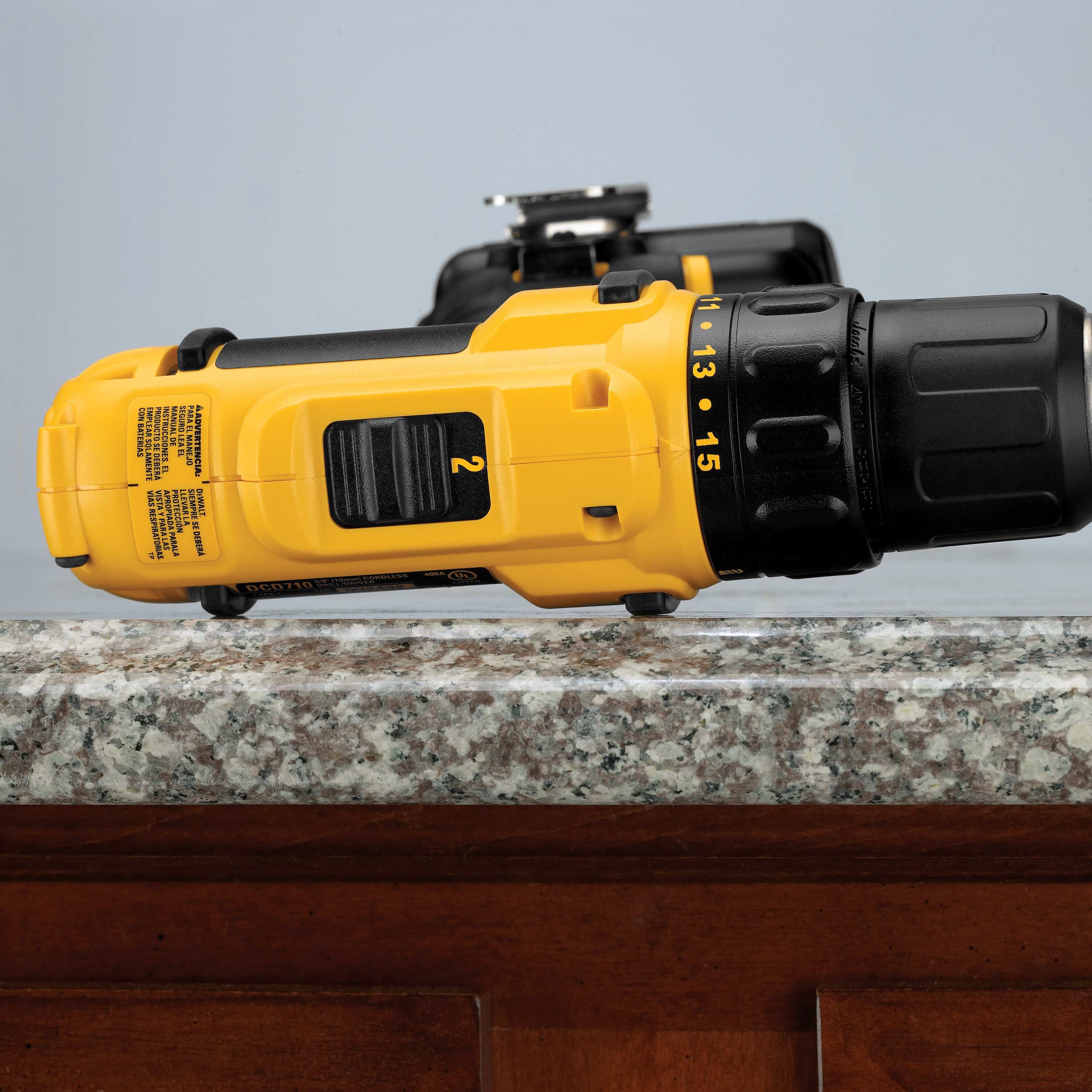 Аккумуляторная компактная безударная дрель-шуруповерт DEWALT DCD710D2, 180 Вт