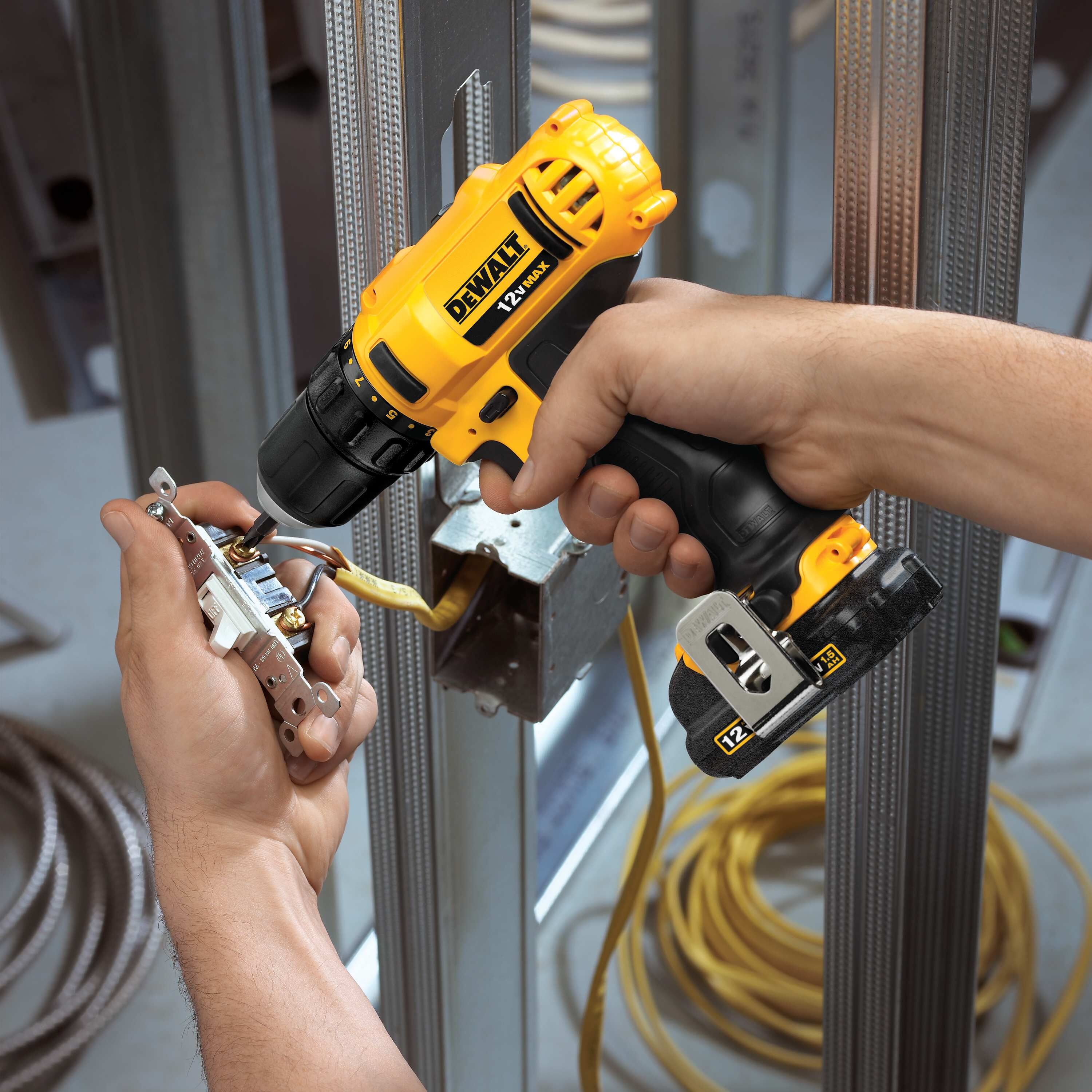 Аккумуляторная компактная безударная дрель-шуруповерт DEWALT DCD710D2, 180 Вт