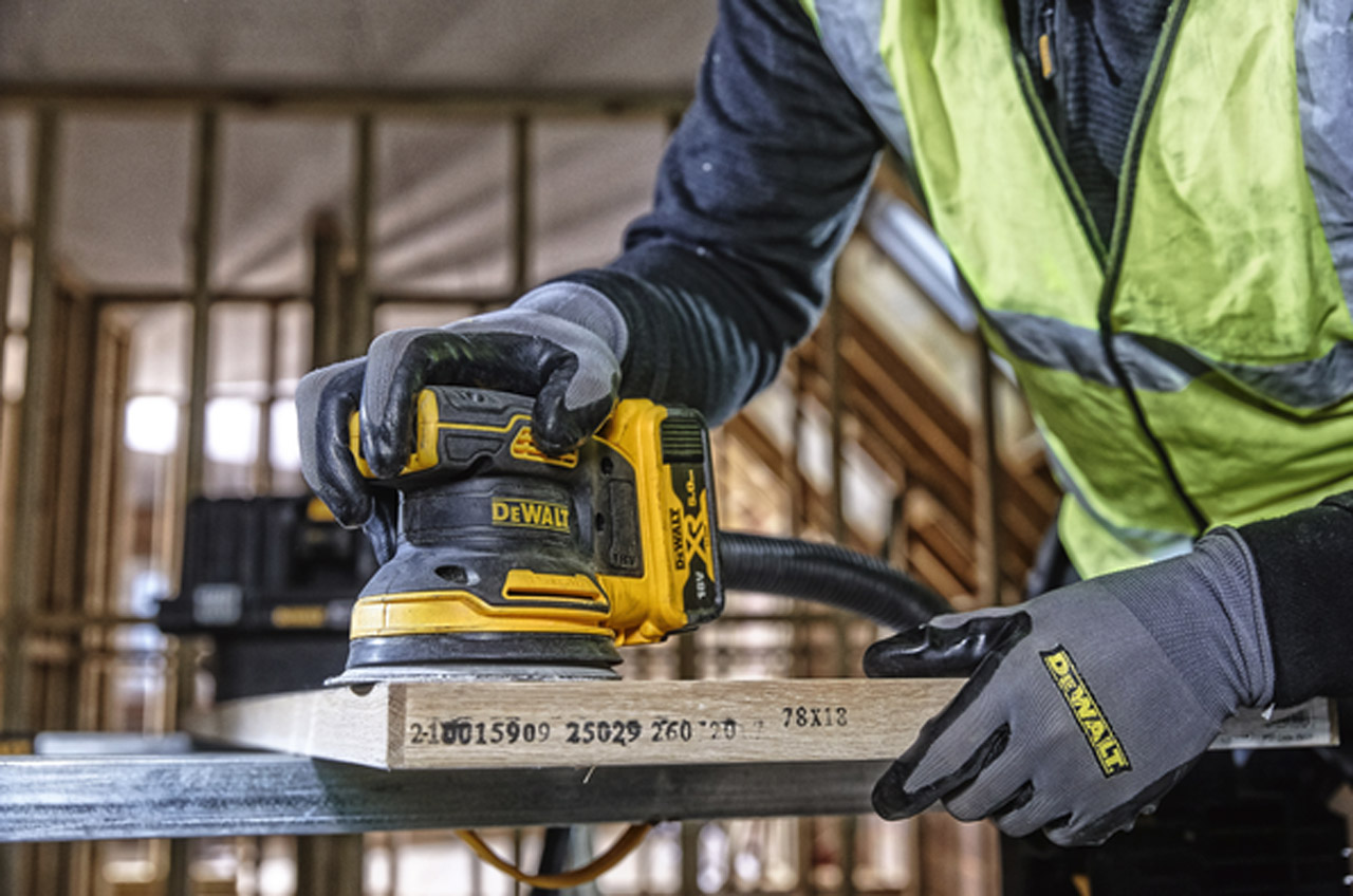 Купить DEWALT DCW210N аккумуляторная эксцентриковая орбитальная шлифмашина.  Цена на ДеВОЛТ ДСВ 210 Н в официальном интернет-магазине DeWALT