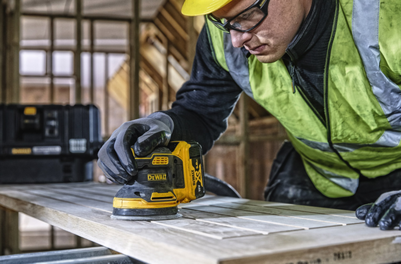 Купить DEWALT DCW210N аккумуляторная эксцентриковая орбитальная шлифмашина.  Цена на ДеВОЛТ ДСВ 210 Н в официальном интернет-магазине DeWALT