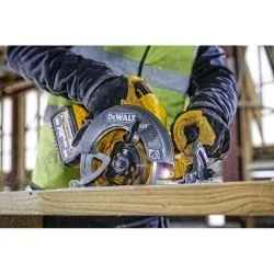 Аккумуляторная дисковая ручная пила DEWALT FlexVolt DCS578N, 54 В, 190мм
