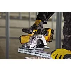Аккумуляторная дисковая пила по металлу DEWALT DCS373NT, кейс TSTAK, 18 В, XR, без АКБ и ЗУ