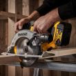 Аккумуляторная дисковая пила DEWALT DCS565S2T, 18 В, 165 мм, 4950 об/мин, с 2 АКБ 3.5 Ач и ЗУ, в кейсе TSTAK (DCS565S2T-QW)
