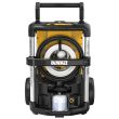 Аккумуляторный набор садовой техники DEWALT, 18 В: мойка высокого давления DCMPW1600 + воздуходувка DCMBL562, с 2 АКБ 5 Ач и ЗУ