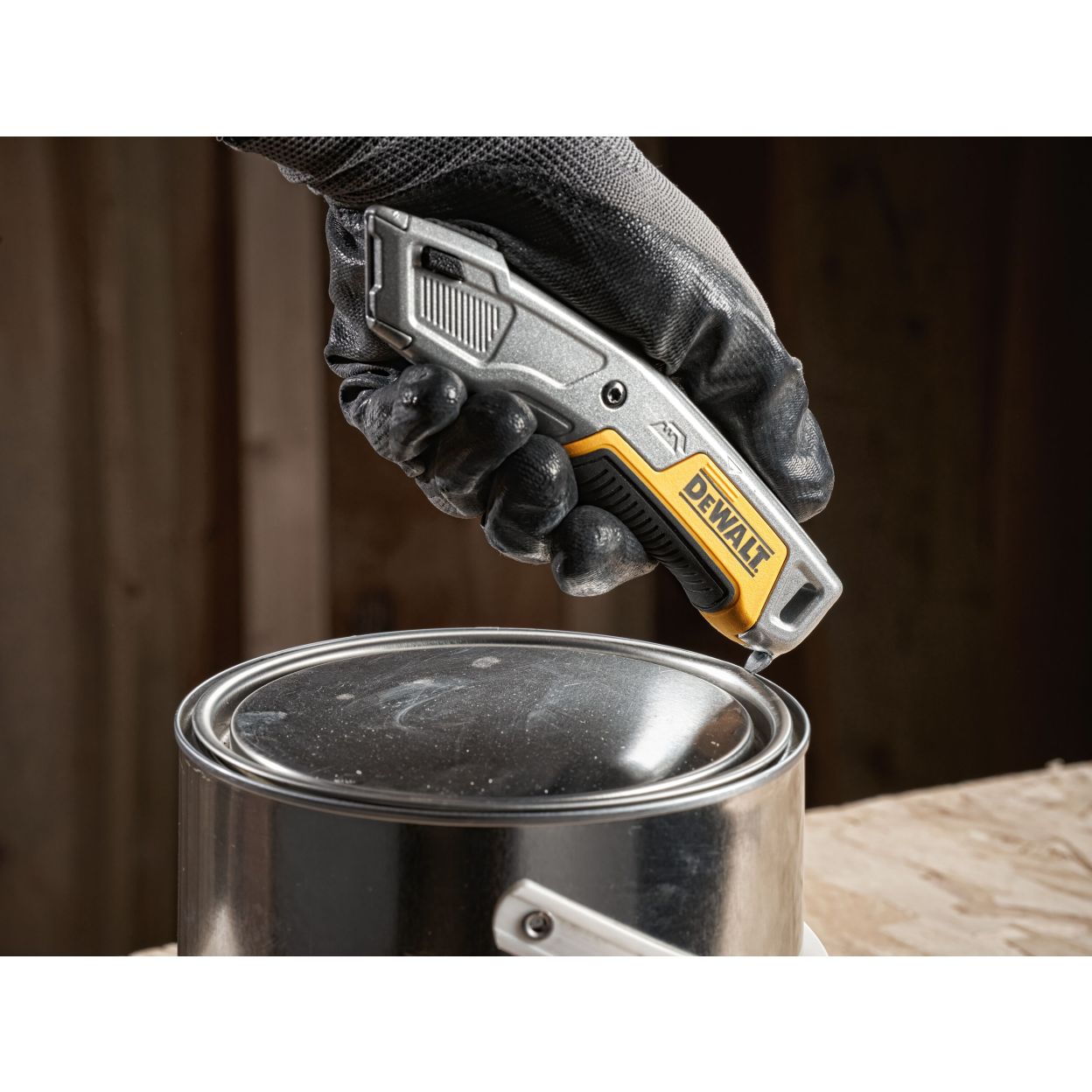Нож DEWALT DWHT10054-0, с выдвижным лезвием