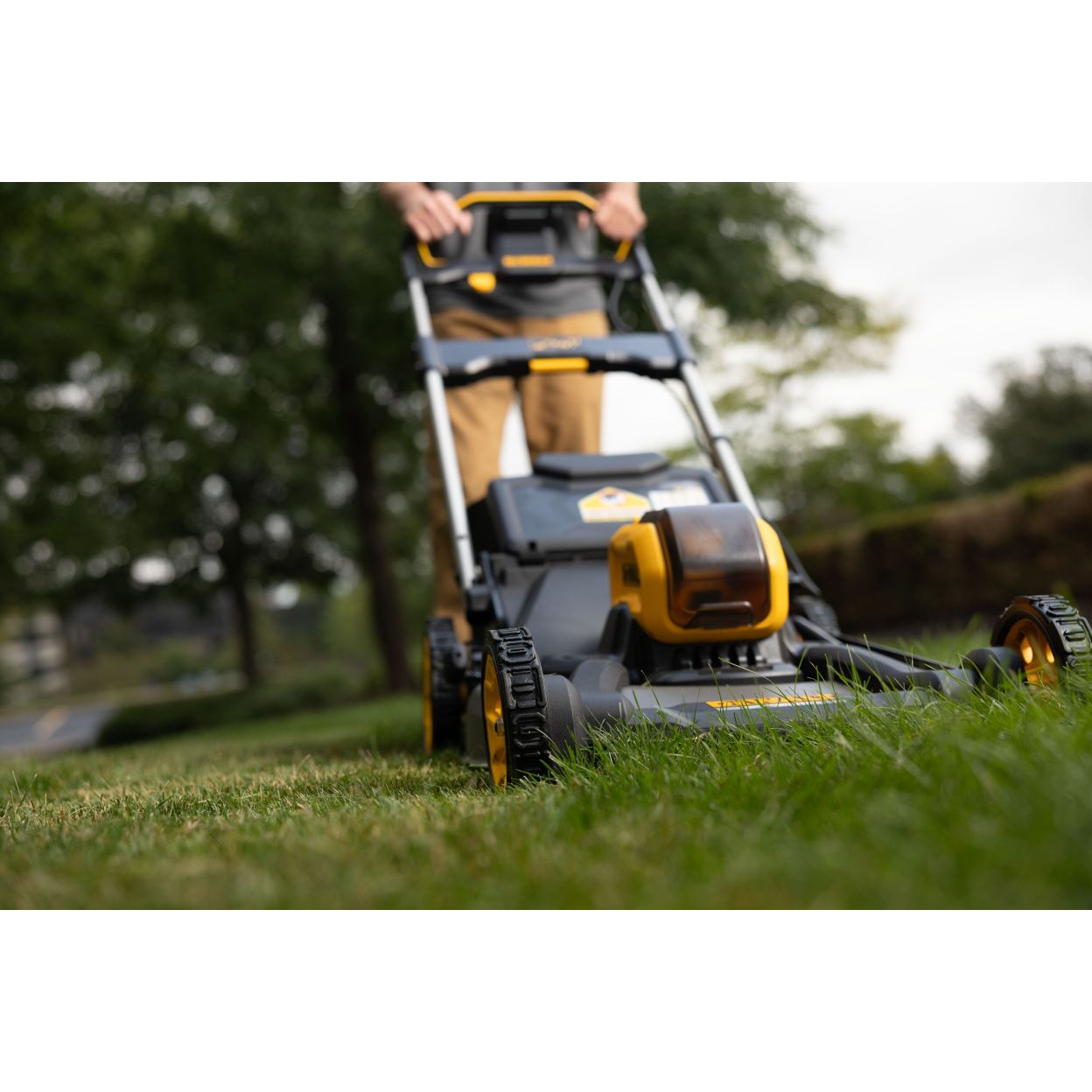 Аккумуляторный набор садовой техники DEWALT, 54 В: газонокосилка DCMWP500 + триммер DCM571 + цепная пила DCMCS575, без АКБ и ЗУ