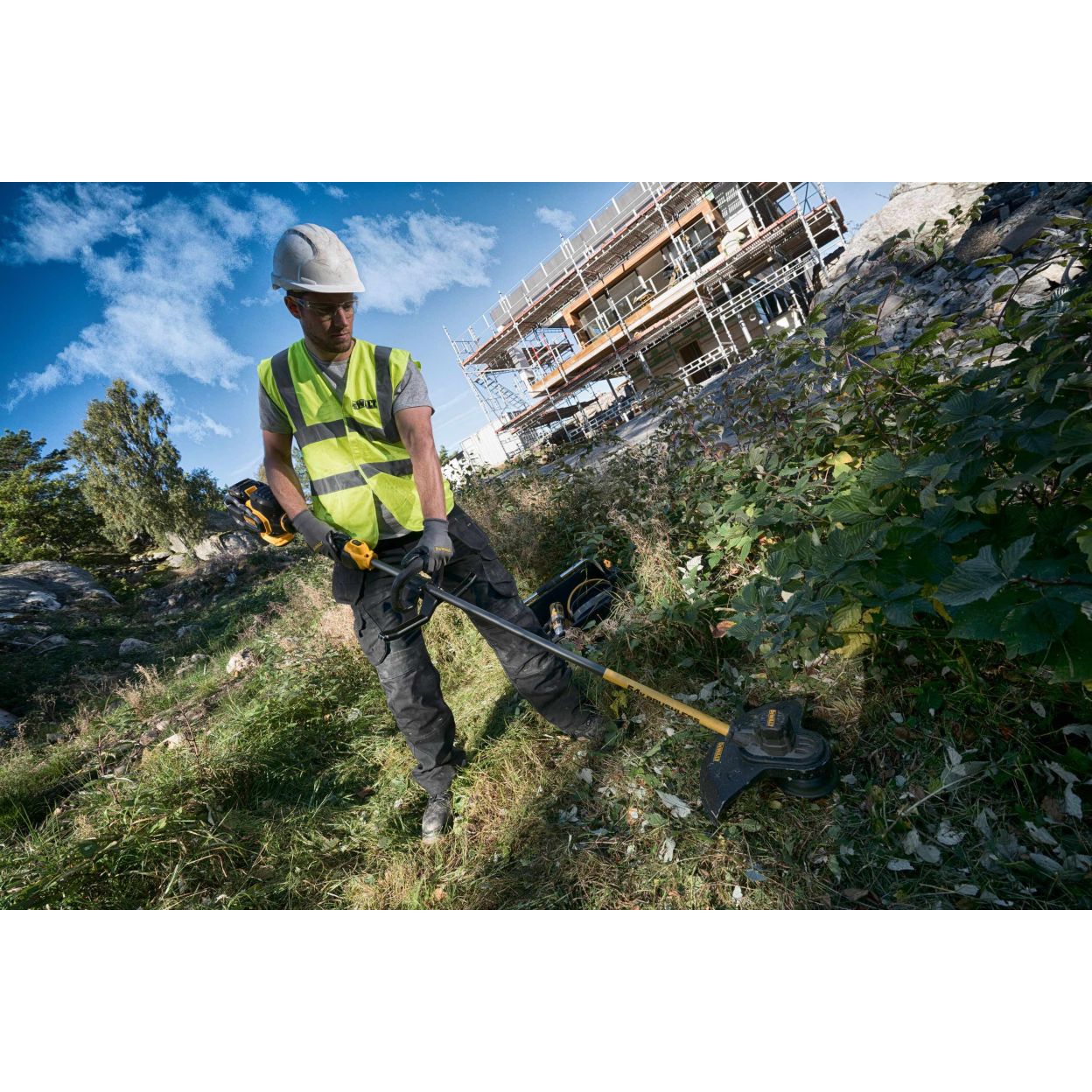 Аккумуляторный набор садовой техники DEWALT, 54 В: газонокосилка DCMWP500 + триммер DCM571 + цепная пила DCMCS575, без АКБ и ЗУ