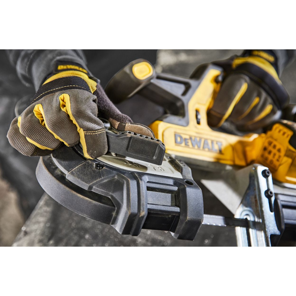 Аккумуляторная ручная ленточная пила DEWALT DCS378P1, 18 В, 174 м/мин, с АКБ 5 Ач и ЗУ (DCS378P1N-XJ)