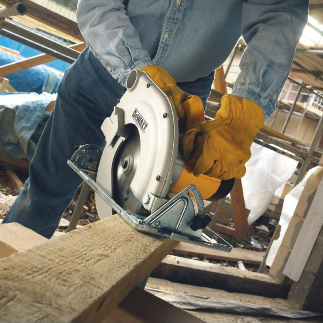 Дисковая пила DEWALT D23700, 1750 Вт, 235 мм, 4700 об/мин (D23700-QS)