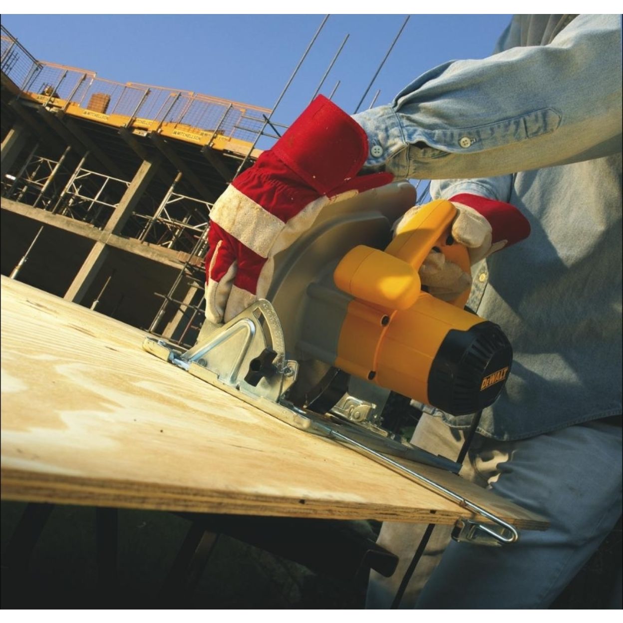 Дисковая пила DEWALT D23700, 1750 Вт, 235 мм, 4700 об/мин (D23700-QS)