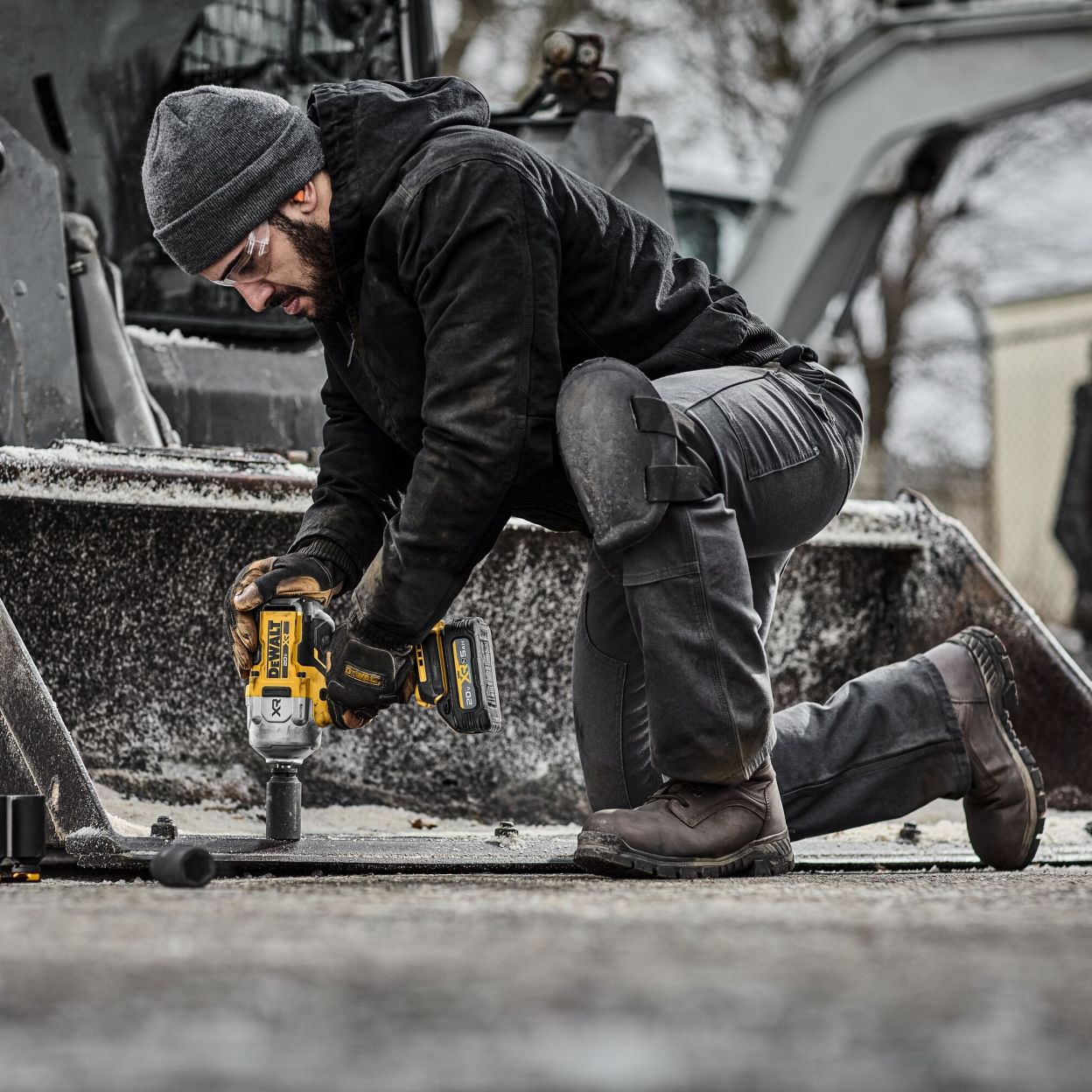 Аккумуляторный гайковерт DEWALT DCF961H2G, 18 В, 2372 Нм, 1890 уд/мин, с 2 АКБ 5 Ач и ЗУ, в чехле (DCF961H2G-QW)