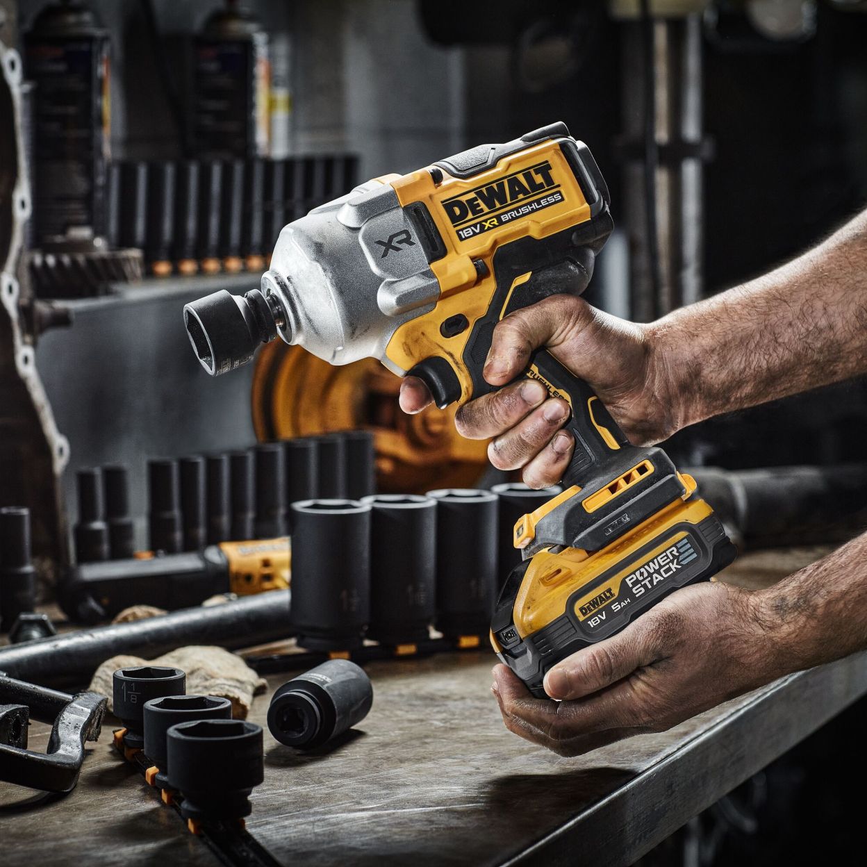 Аккумуляторный гайковерт DEWALT DCF961H2G, 18 В, 2372 Нм, 1890 уд/мин, с 2 АКБ 5 Ач и ЗУ, в чехле (DCF961H2G-QW)
