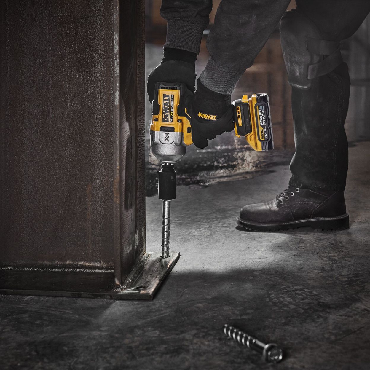 Аккумуляторный гайковерт DEWALT DCF961H2G, 18 В, 2372 Нм, 1890 уд/мин, с 2 АКБ 5 Ач и ЗУ, в чехле (DCF961H2G-QW)