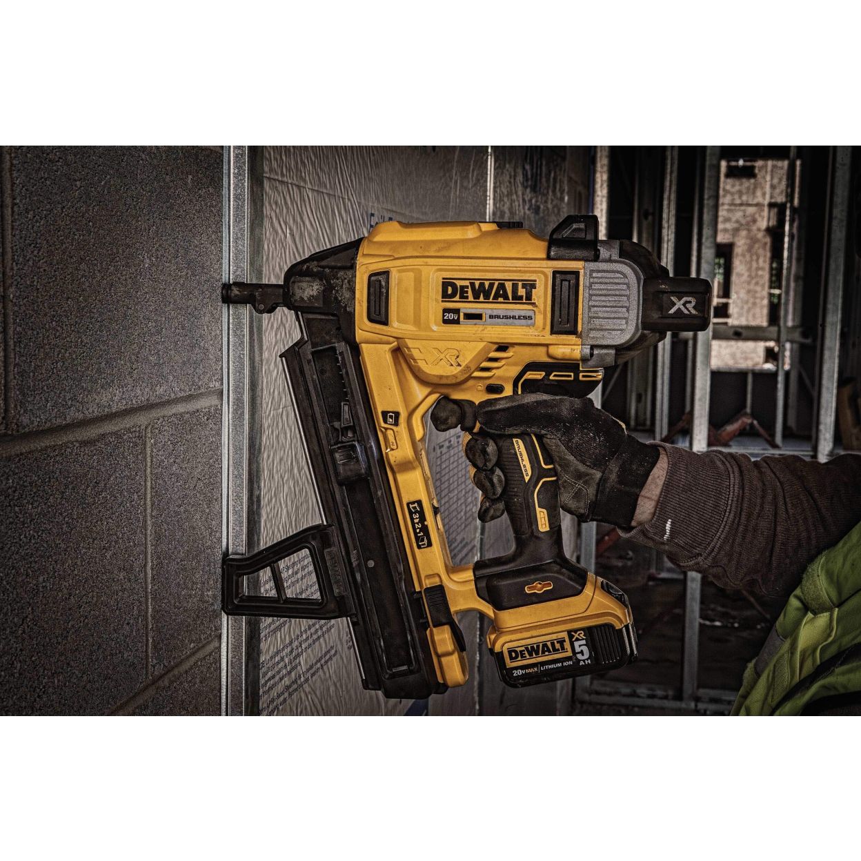 Аккумуляторный гвоздезабивной пистолет DEWALT DCN890N, 18 В, без АКБ и ЗУ