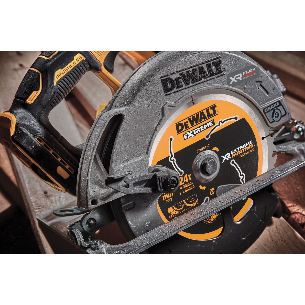 Аккумуляторная дисковая пила DEWALT DCS573P1T, 18/54 В, 190 мм, 5500 об/мин, с АКБ 5 Ач и ЗУ, в кейсе TSTAK (DCS573P1NT-XJ)