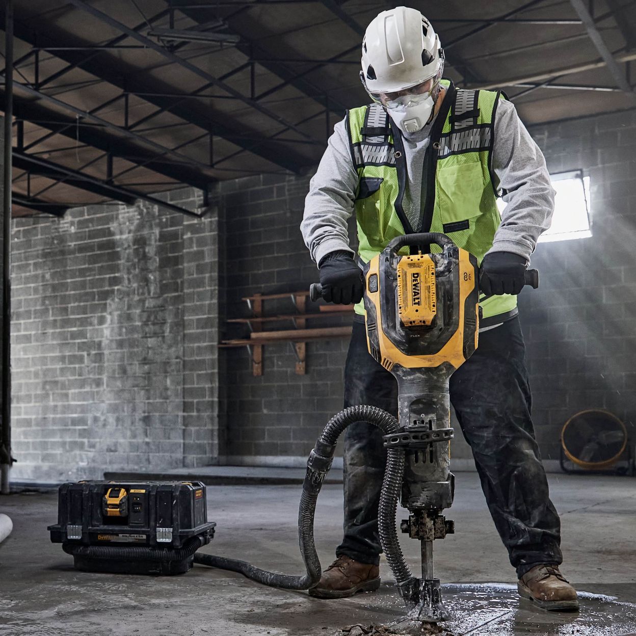 Аккумуляторный отбойный молоток DEWALT DCH966Z2, 54 В, 41 Дж, 1080 уд/мин, с 2 АКБ 5 Ач и ЗУ (DCH966Z2-QW)