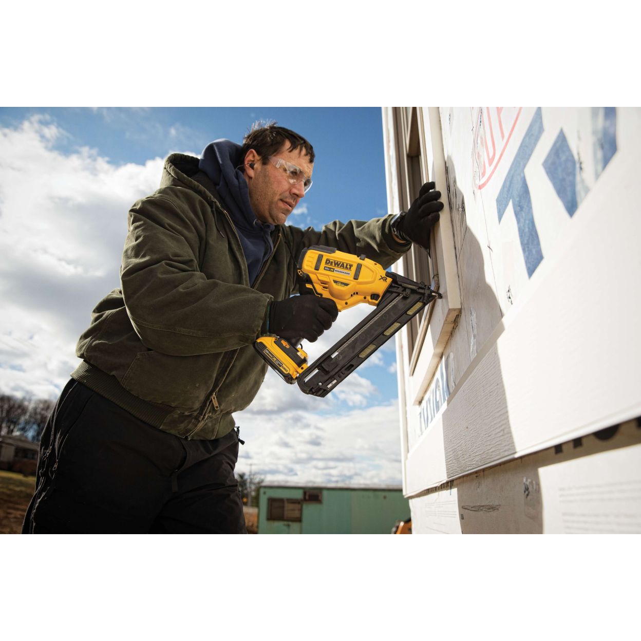 Аккумуляторный гвоздезабивной пистолет DEWALT DCN650P2, 18 В, 48 Дж, с 2 АКБ 5 Ач и ЗУ, в кейсе TSTAK (DCN650P2-QW)