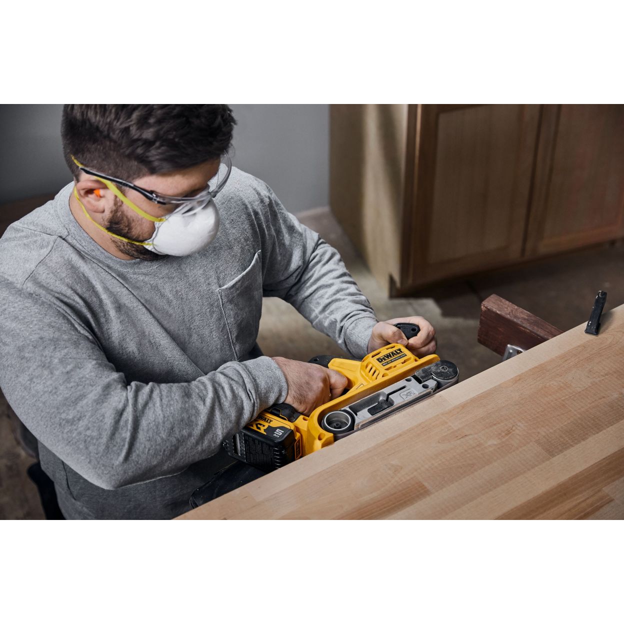 Аккумуляторная ленточная шлифмашина DEWALT DCW220P1, 18 В, 320 м/мин, с АКБ 5 Ач и ЗУ