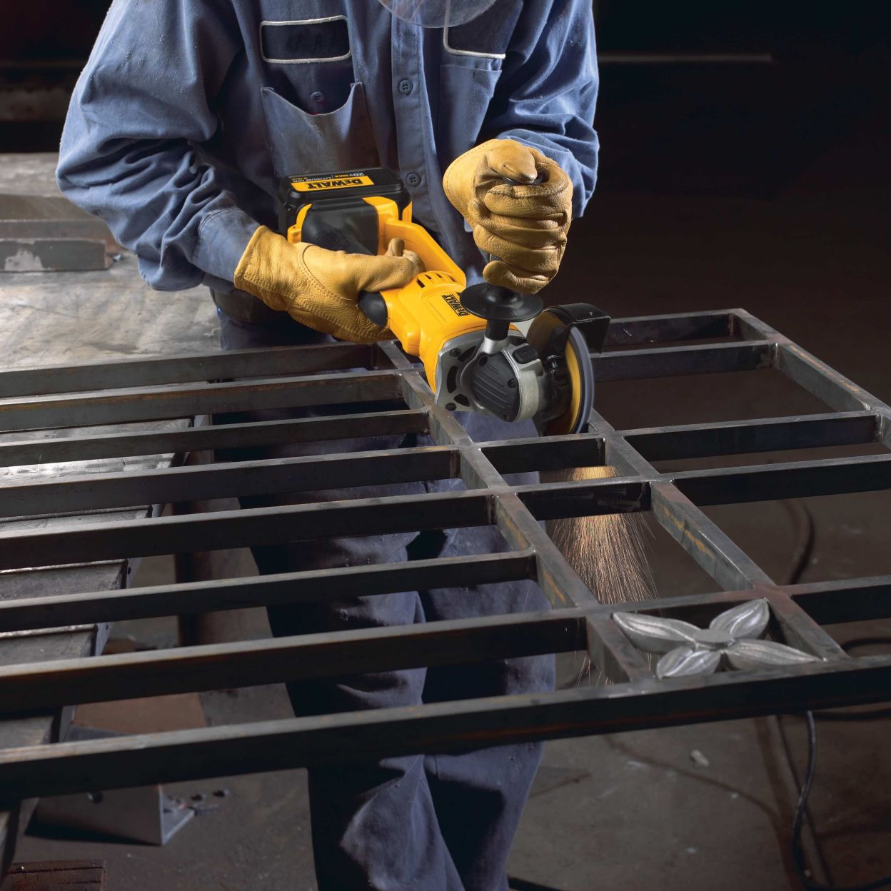 Аккумуляторная угловая шлифмашина DEWALT DCG412P1T, 18 В, 125 мм, 7000 об/мин, с АКБ 5 Ач и ЗУ, в кейсе TSTAK (DCG412P1NT-XJ)