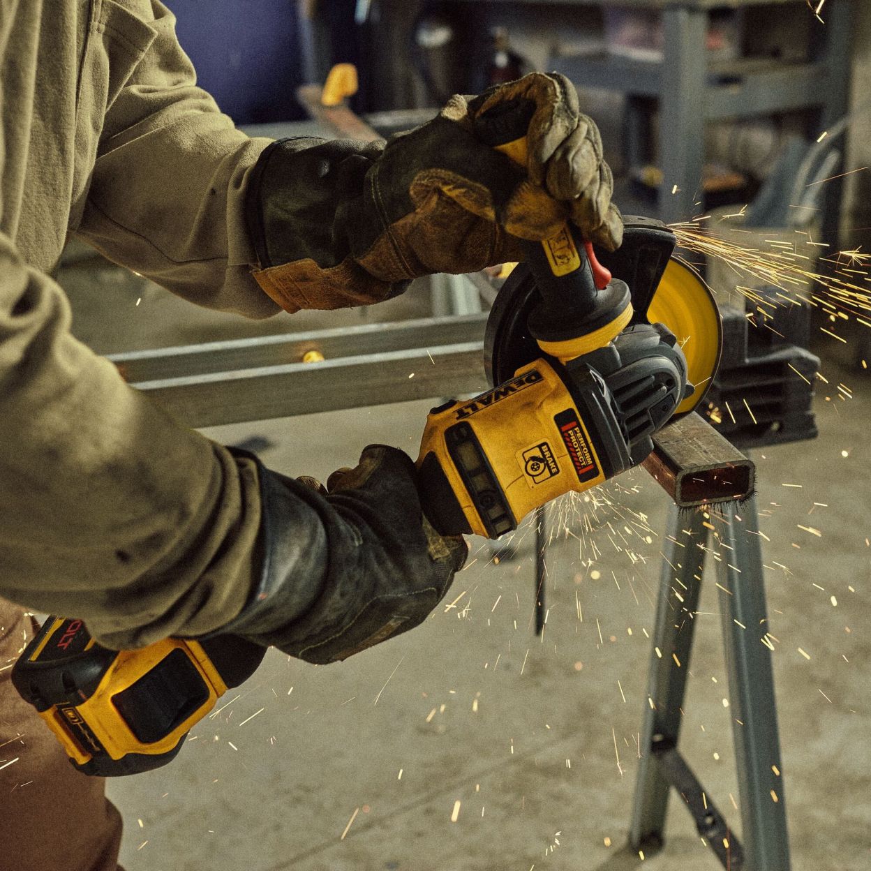Аккумуляторная угловая шлифмашина DEWALT DCG418SHDX2, 54 В, 125 мм, 9000 об/мин, с 2 АКБ 3 Ач и ЗУ, в сумке (DCG418SHDX2-QW)