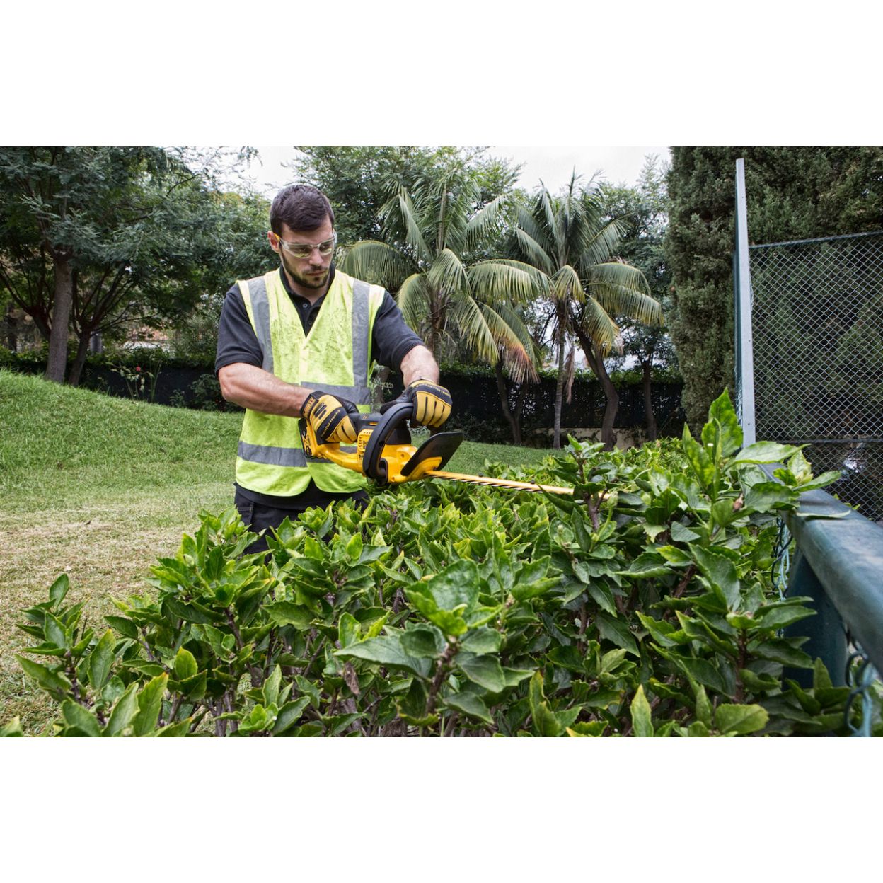 Аккумуляторный кусторез DEWALT DCM563P1, 18 В, 56 см, 1400 ход/мин, с АКБ 5 Ач и ЗУ (DCM563P1-QW)