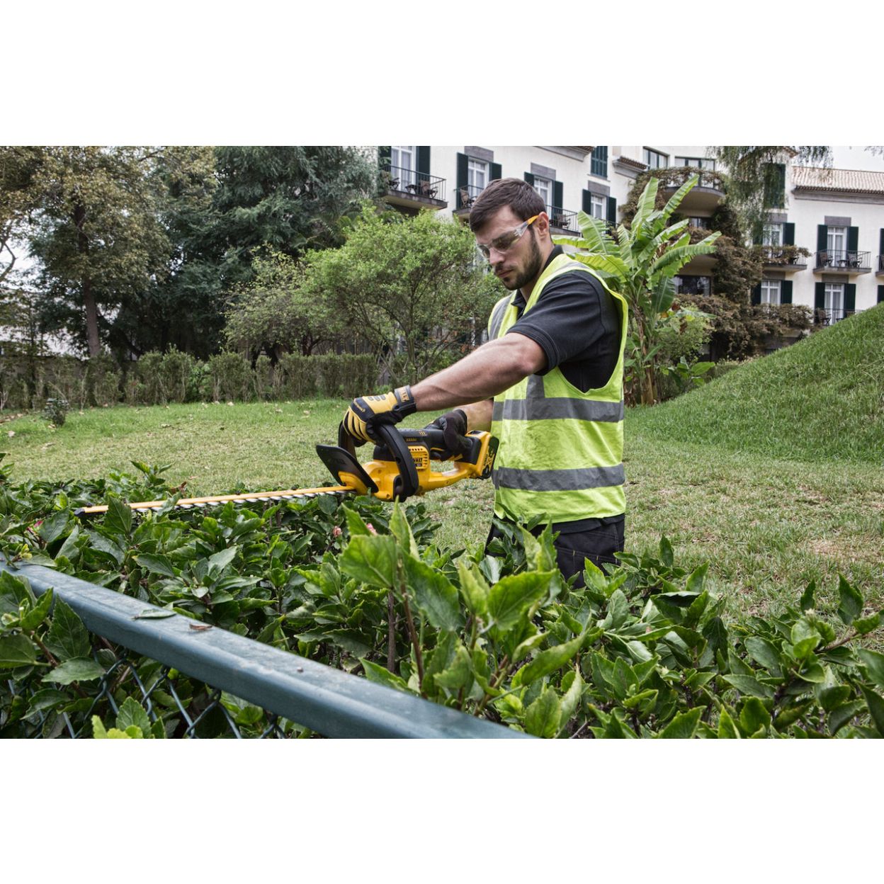 Аккумуляторный кусторез DEWALT DCM563P1, 18 В, 56 см, 1400 ход/мин, с АКБ 5 Ач и ЗУ (DCM563P1-QW)