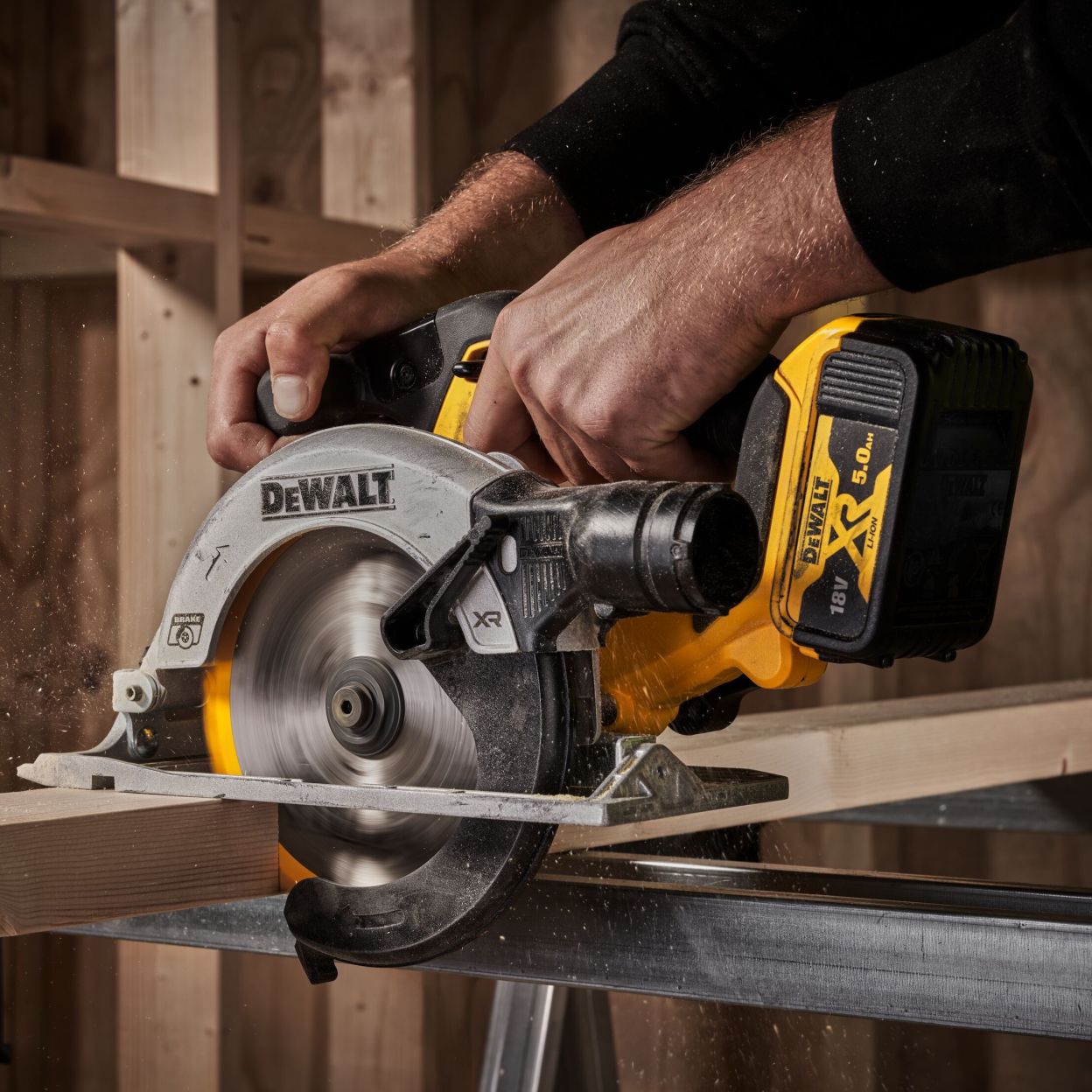 Аккумуляторная дисковая пила DEWALT DCS565S2T, 18 В, 165 мм, 4950 об/мин, с 2 АКБ 3.5 Ач и ЗУ, в кейсе TSTAK (DCS565S2T-QW)