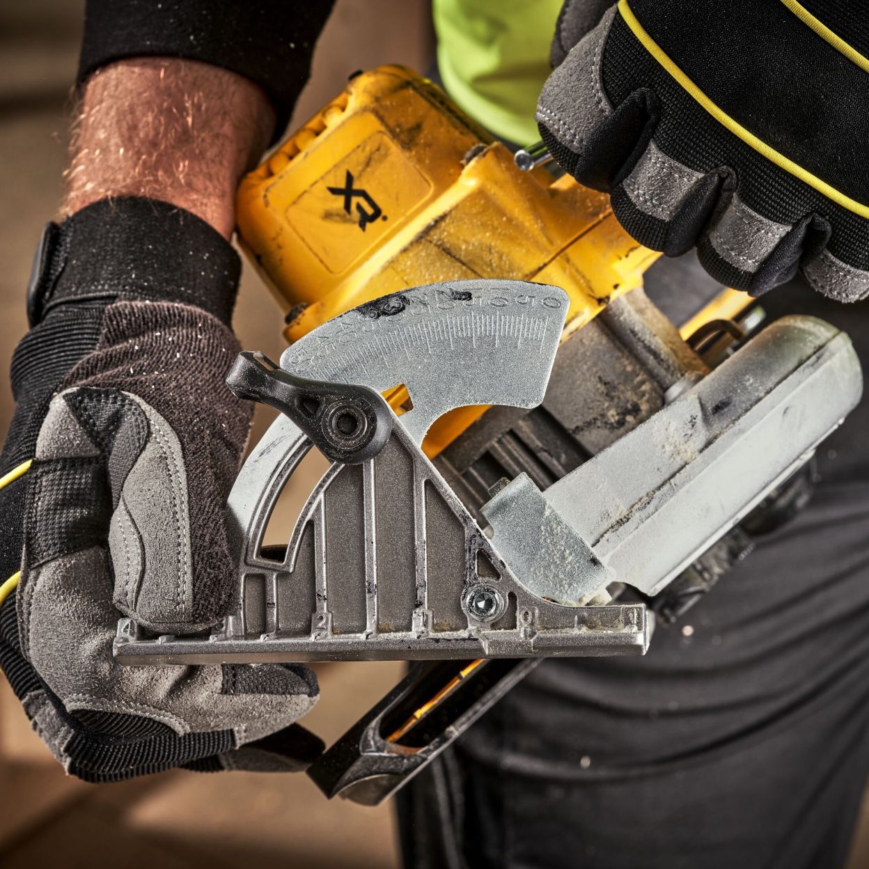 Аккумуляторная дисковая пила DEWALT DCS565S2T, 18 В, 165 мм, 4950 об/мин, с 2 АКБ 3.5 Ач и ЗУ, в кейсе TSTAK (DCS565S2T-QW)