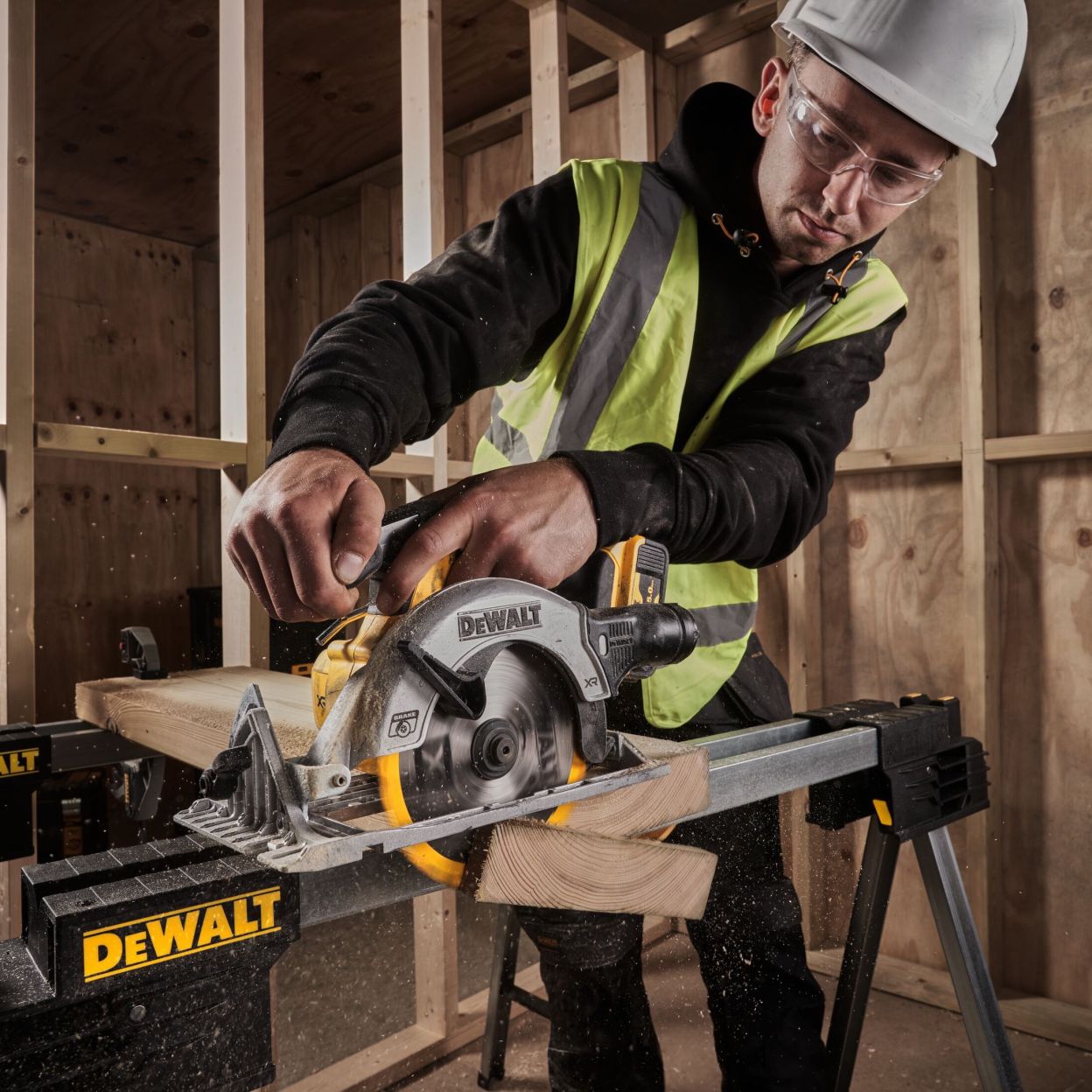Аккумуляторная дисковая пила DEWALT DCS565S2T, 18 В, 165 мм, 4950 об/мин, с 2 АКБ 3.5 Ач и ЗУ, в кейсе TSTAK (DCS565S2T-QW)