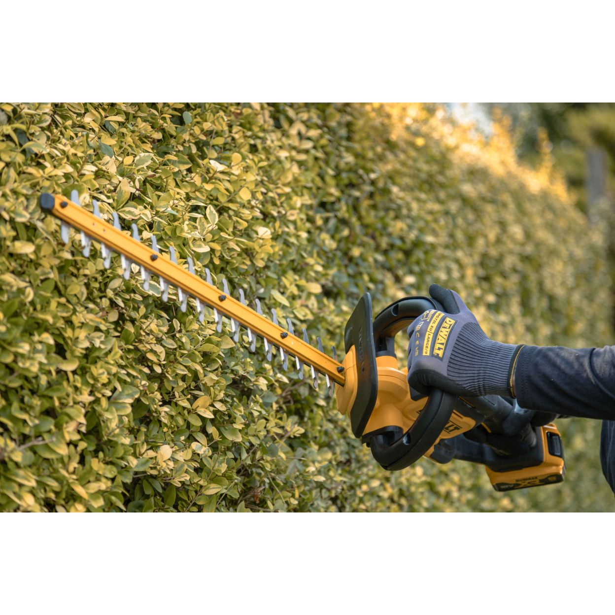 Аккумуляторный кусторез DEWALT DCMHT564P1, 18 В, 56 см, 2800 ход/мин, с АКБ 5 Ач и ЗУ (DCMHT564P1-QW)