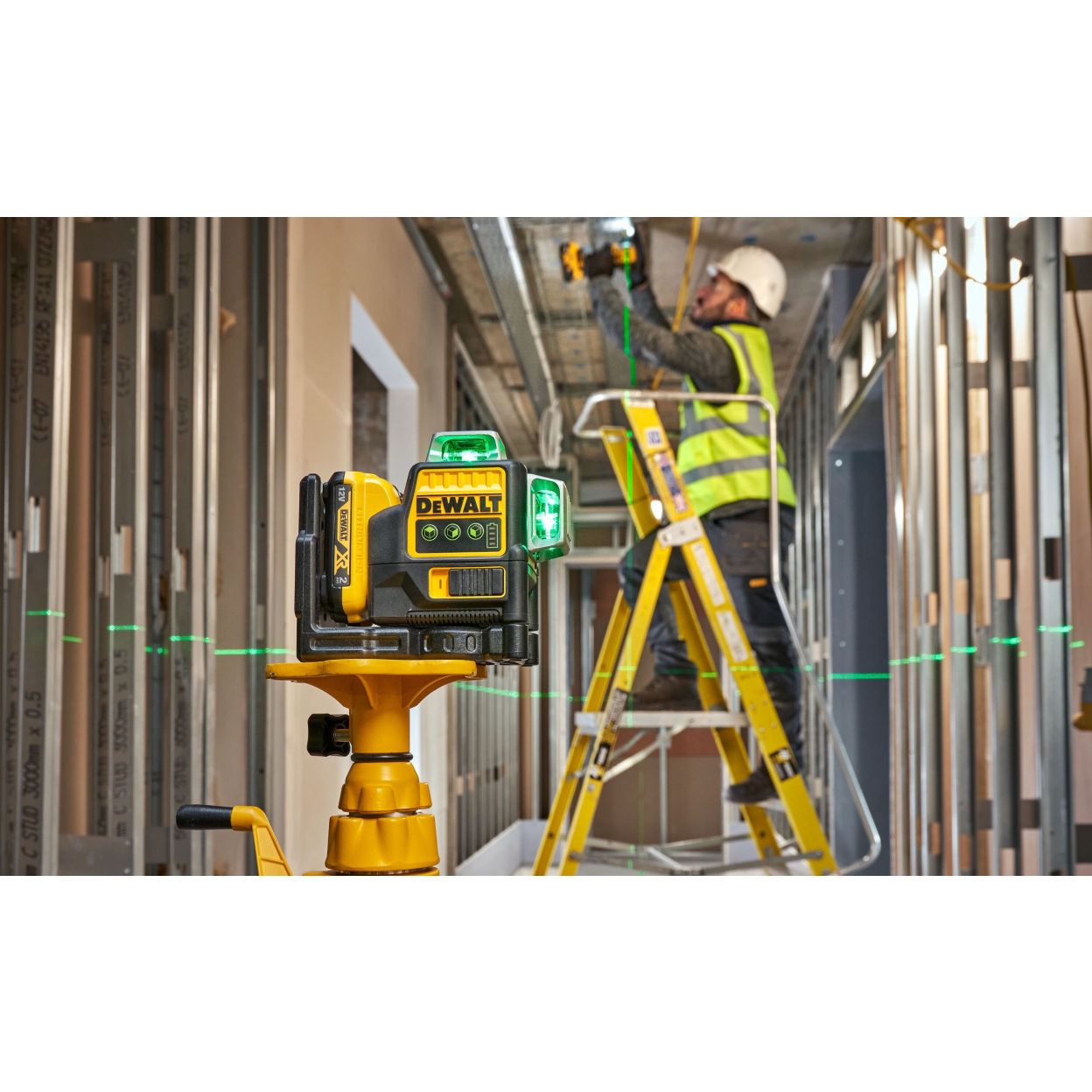 Аккумуляторный лазерный нивелир DEWALT DCE089D1G, 12 В, зеленый луч, 35 м, с АКБ 2 Ач и ЗУ, в кейсе TSTAK (DCE089D1G-QW)