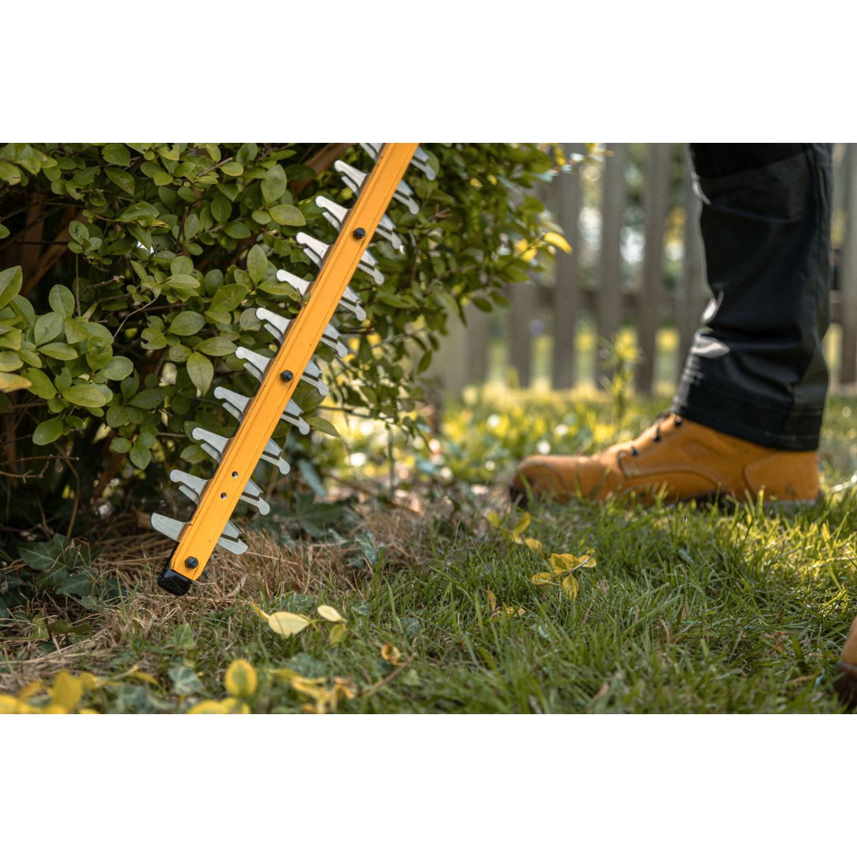 Аккумуляторный кусторез DEWALT DCMHT562P1, 18 В, 56 см, 2800 ход/мин, с АКБ 5 Ач и ЗУ (DCMHT562P1-QW)