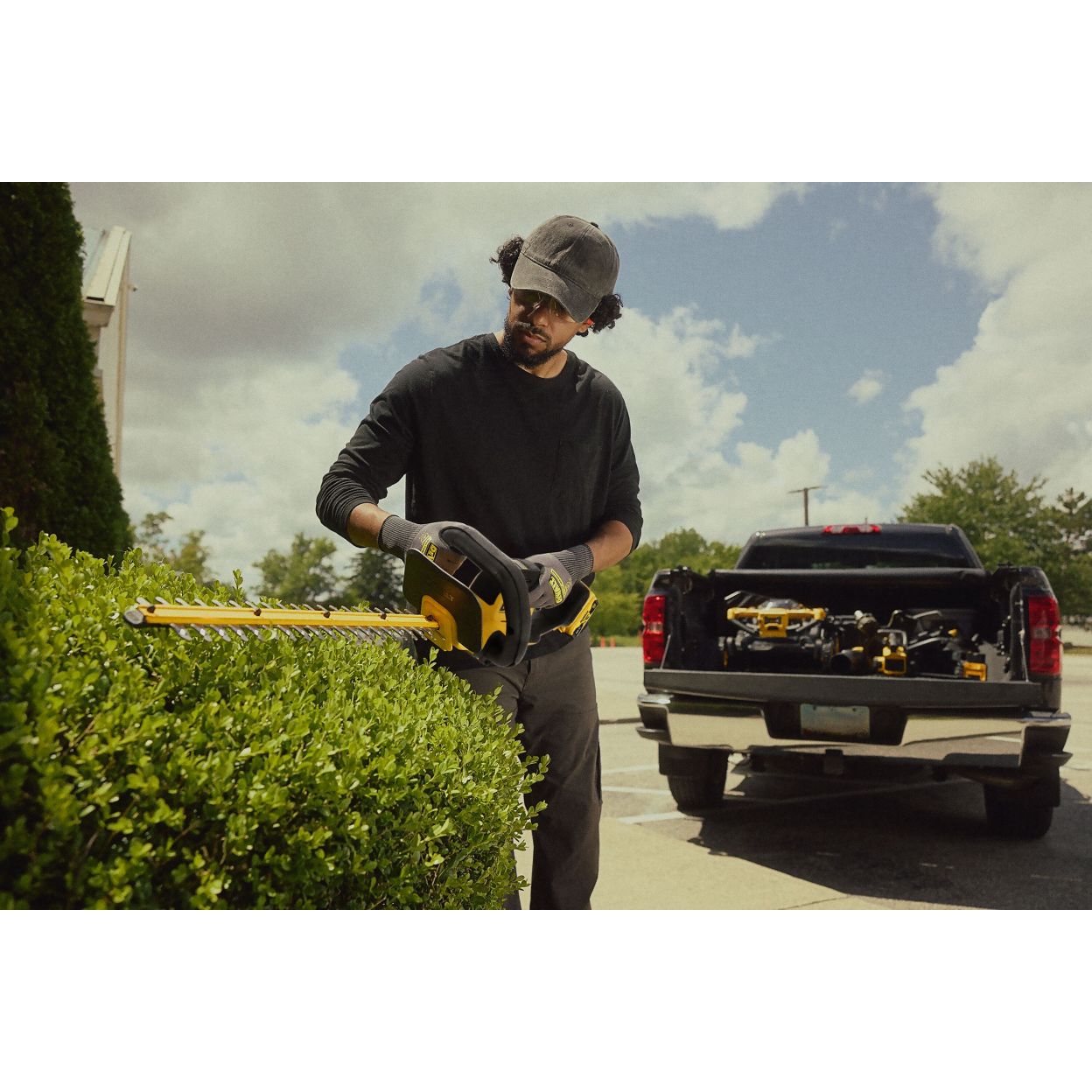 Аккумуляторный кусторез DEWALT DCMHT562P1, 18 В, 56 см, 2800 ход/мин, с АКБ 5 Ач и ЗУ (DCMHT562P1-QW)