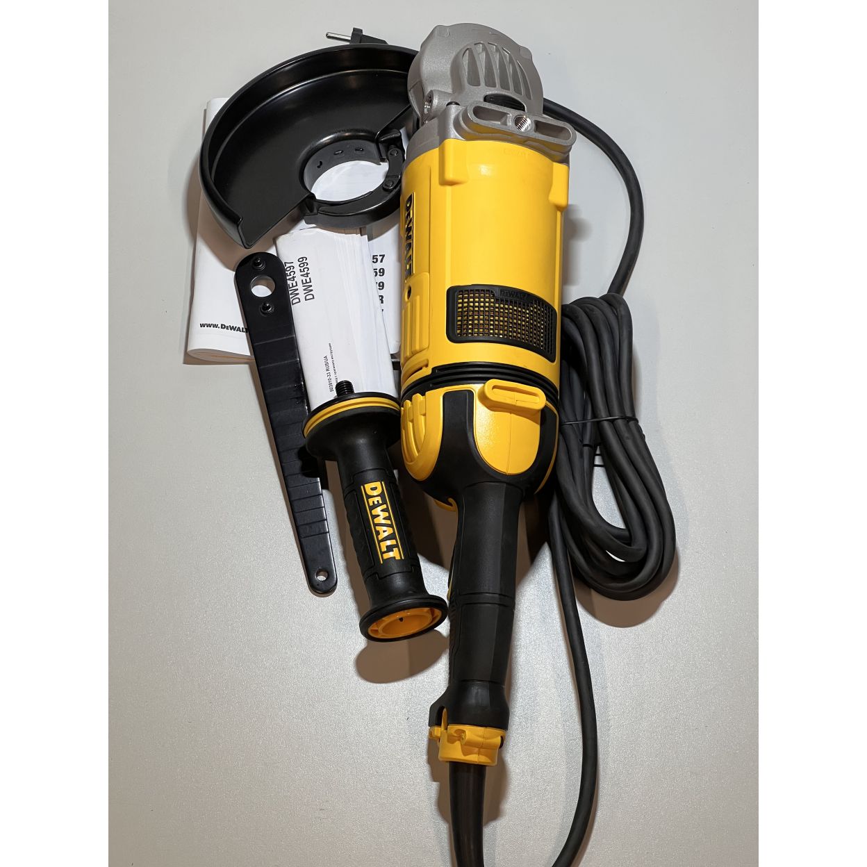 Угловая шлифмашина DEWALT DWE4557, 2400 Вт, 180 мм, 8500 об/мин, (УЦЕНЕННЫЙ ТОВАР) (DWE4557-QS/U1A)