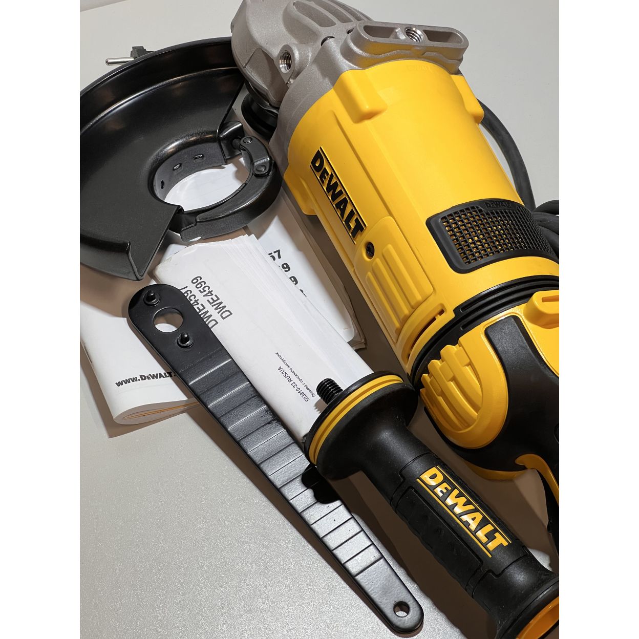 Угловая шлифмашина DEWALT DWE4557, 2400 Вт, 180 мм, 8500 об/мин, (УЦЕНЕННЫЙ ТОВАР) (DWE4557-QS/U1A)