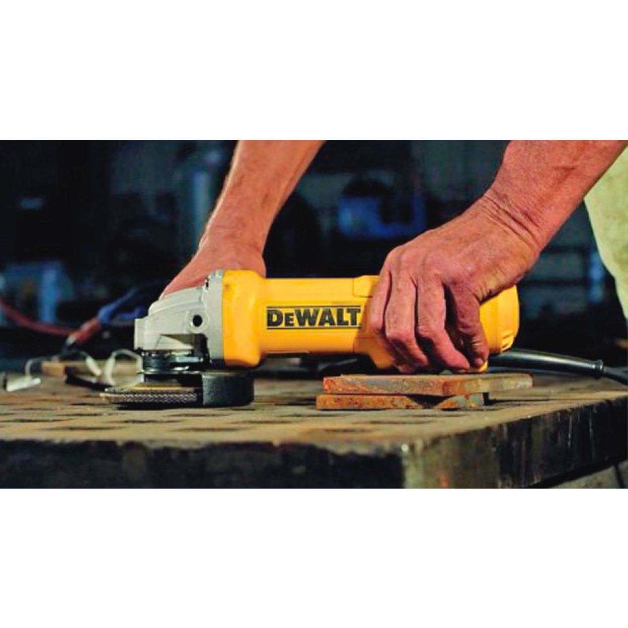 Угловая шлифмашина DEWALT DWE4217KD, 1200 Вт, 125 мм, 11000 об/мин, в кейсе