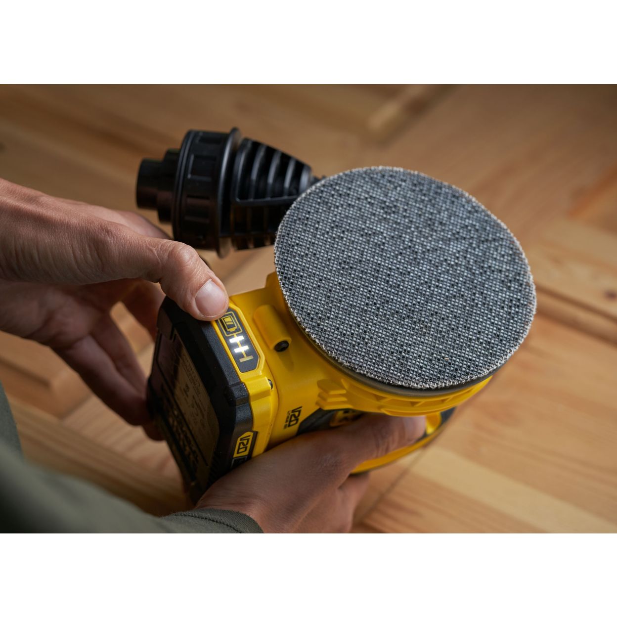 Аккумуляторная эксцентриковая шлифмашина STANLEY FATMAX, 18 В, 125 мм, 12000 кол/мин, с АКБ 2 Ач и ЗУ, в сумке, SFMCW220D1S