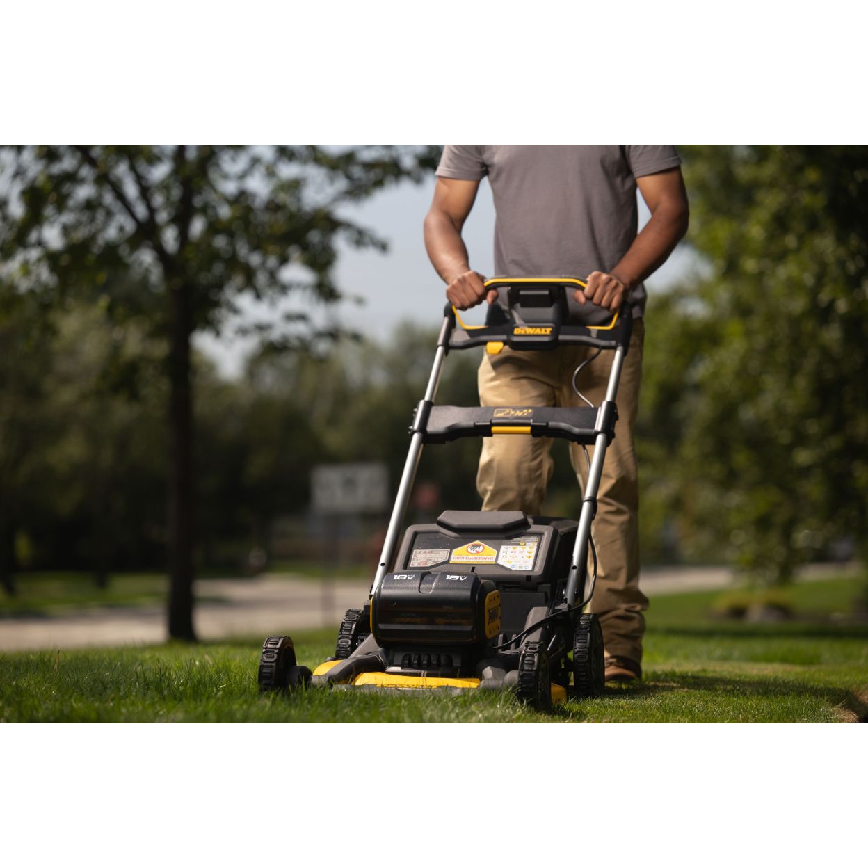 Аккумуляторный набор садовой техники DEWALT, 18 В: газонокосилка DCMWP134 + кусторез DCMHT564 + воздуходувка DCV100, без АКБ без ЗУ