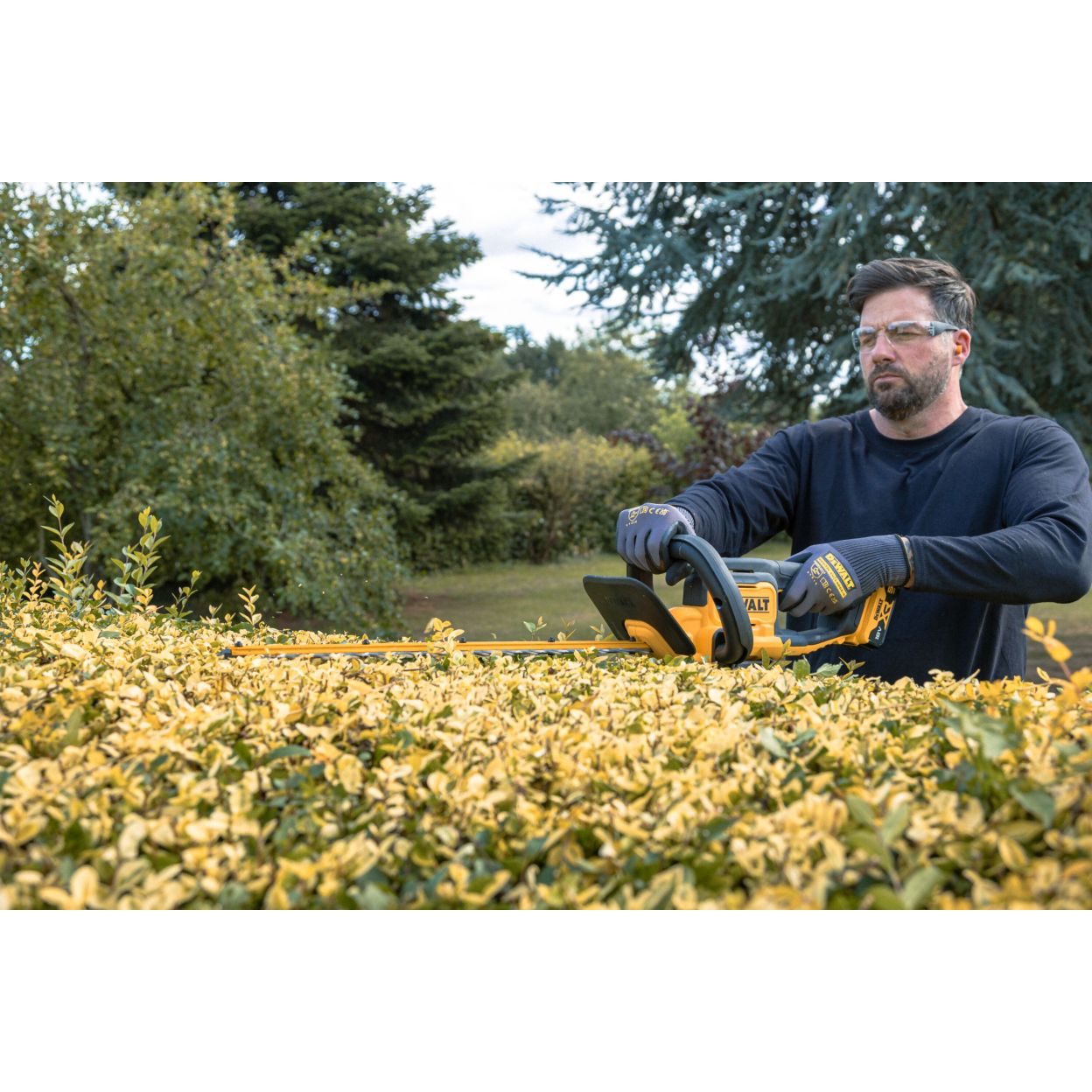 Аккумуляторный набор садовой техники DEWALT, 18 В: газонокосилка DCMWP134 + кусторез DCMHT564 + воздуходувка DCV100, без АКБ без ЗУ
