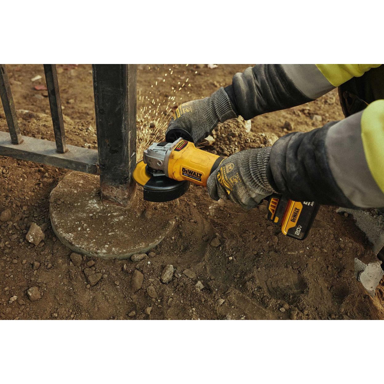 Аккумуляторная угловая шлифмашина DEWALT DCG408NT, 18 В, 125 мм, 9000 об/мин, без АКБ и ЗУ, в кейсе TSTAK (DCG408NT-XJ)