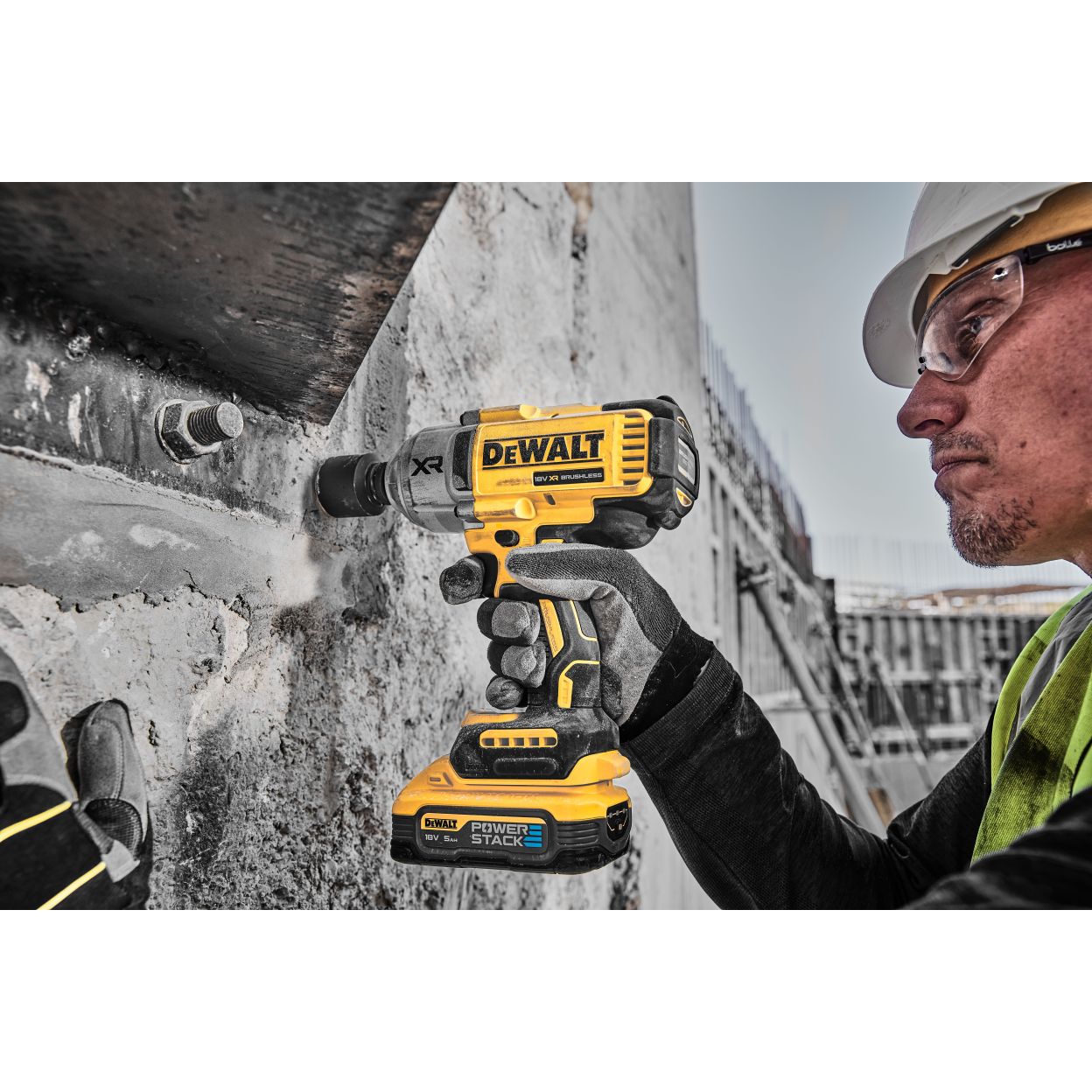 Аккумуляторный гайковерт DEWALT DCF900P2G, 18 В, 1898 Нм, 2200 уд/мин, с 2 АКБ 5 Ач и ЗУ, в кейсе (DCF900H2T-QW)