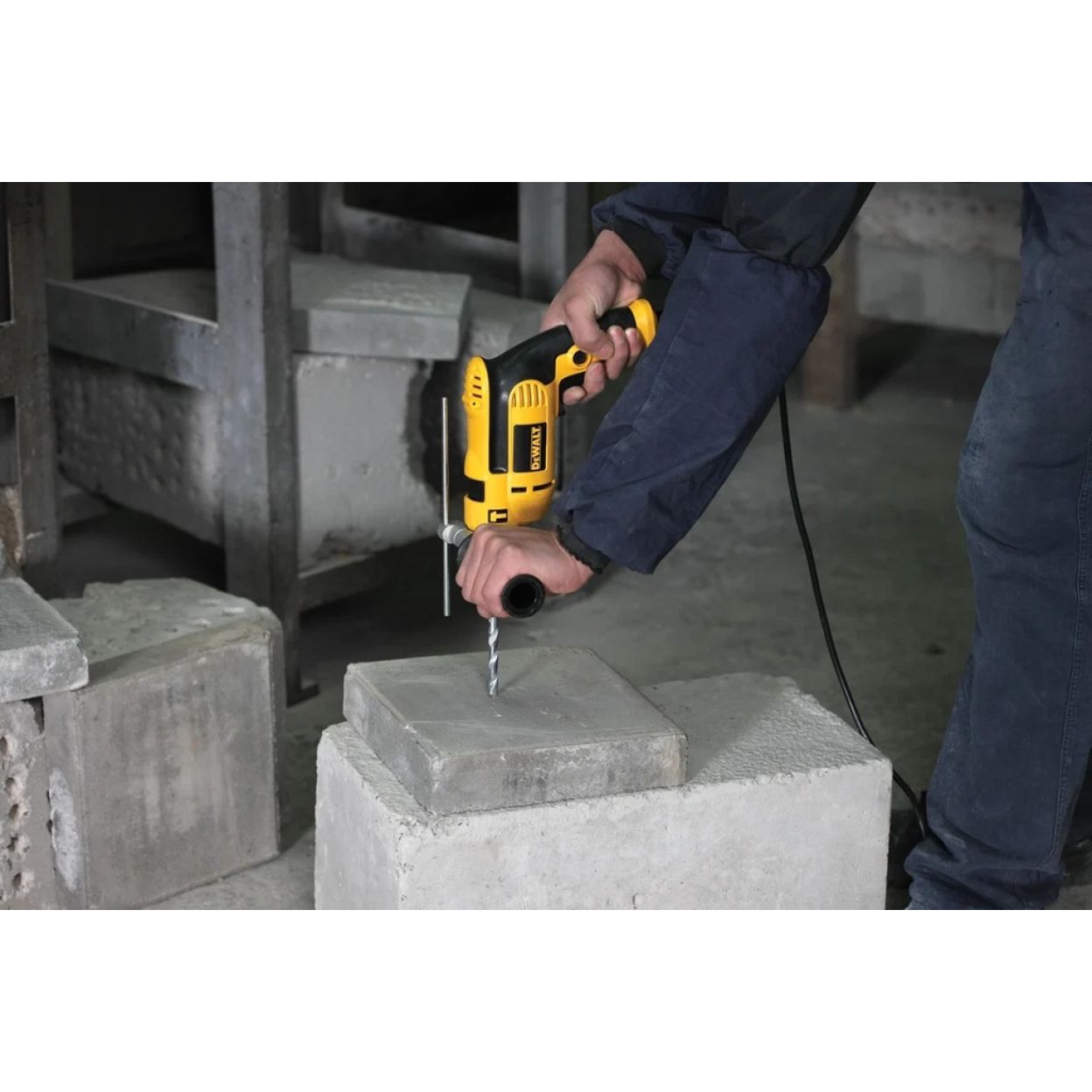 Ударная дрель DEWALT DWD024KS, 701 Вт, 2800 об/мин, 47600 уд/мин, в кейсе (DWD024KS-QS)