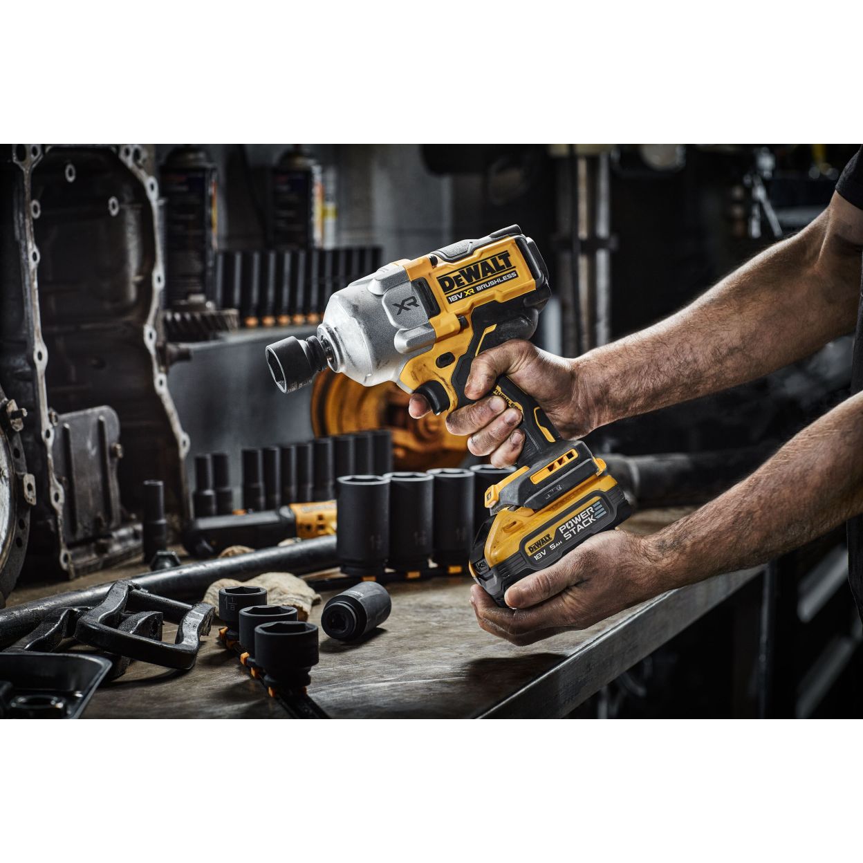 Аккумуляторный гайковерт DEWALT DCF961P2T, 18 В, 2372 Нм, 1890 уд/мин, с 2 АКБ 5 Ач и ЗУ, в кейсе TSTAK (DCF961P2T-QW)