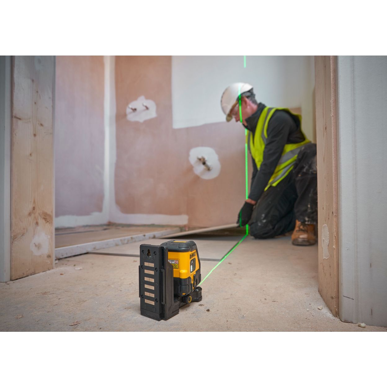 Аккумуляторный лазерный нивелир DEWALT DCLE14201GB, зеленый луч, 45 м, со встроенной АКБ, в чехле (DCLE14201GB-XJ)