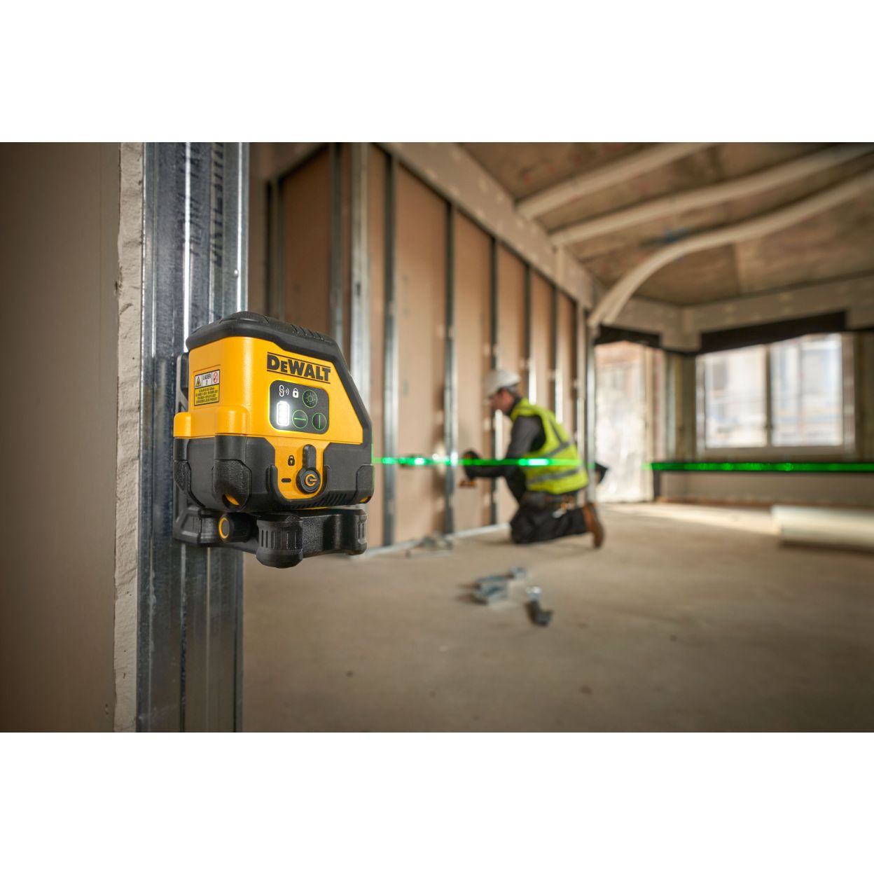Аккумуляторный лазерный нивелир DEWALT DCLE14201GB, зеленый луч, 45 м, со встроенной АКБ, в чехле (DCLE14201GB-XJ)