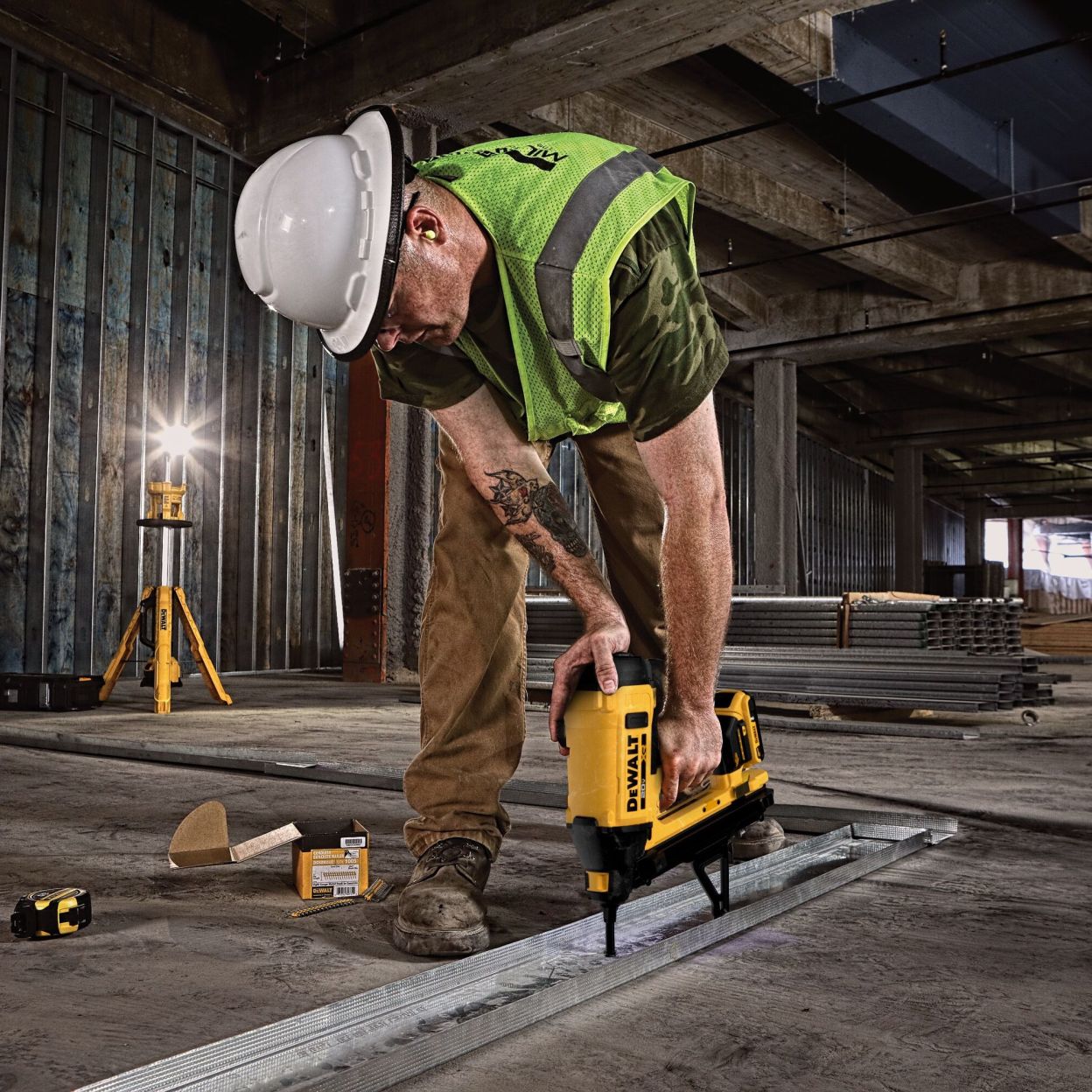 Аккумуляторный гвоздезабивной пистолет DEWALT DGN845N, 18 В, 100 Дж, без АКБ и ЗУ, в кейсе (DGN845N-XJ)