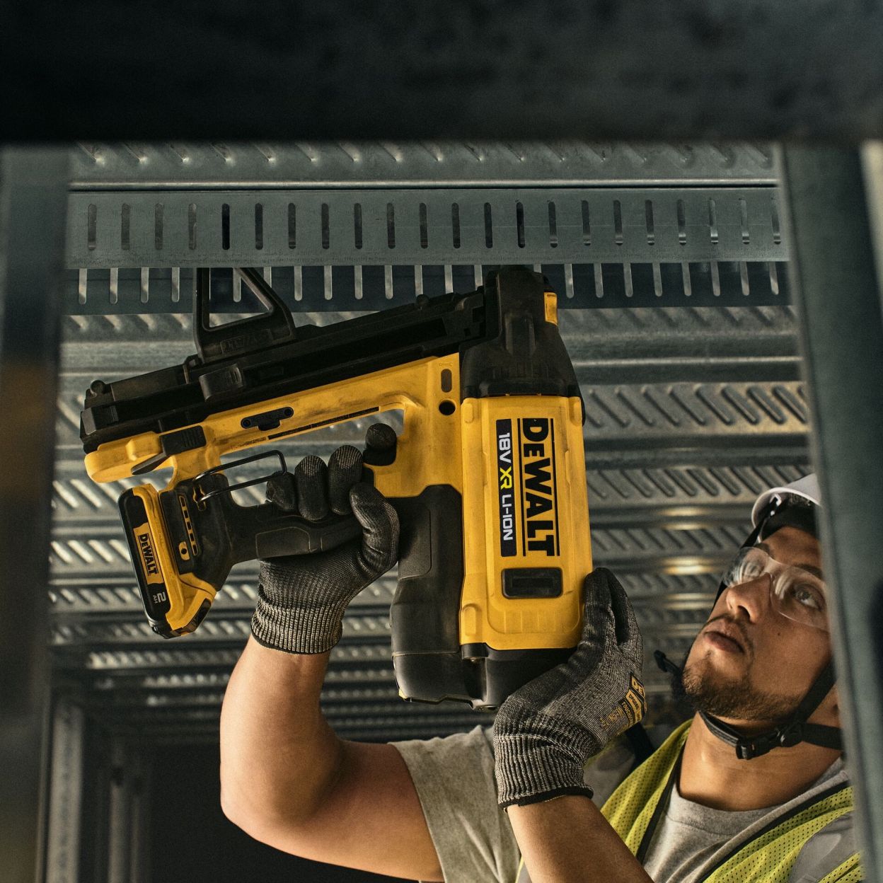 Аккумуляторный гвоздезабивной пистолет DEWALT DGN845N, 18 В, 100 Дж, без АКБ и ЗУ, в кейсе (DGN845N-XJ)